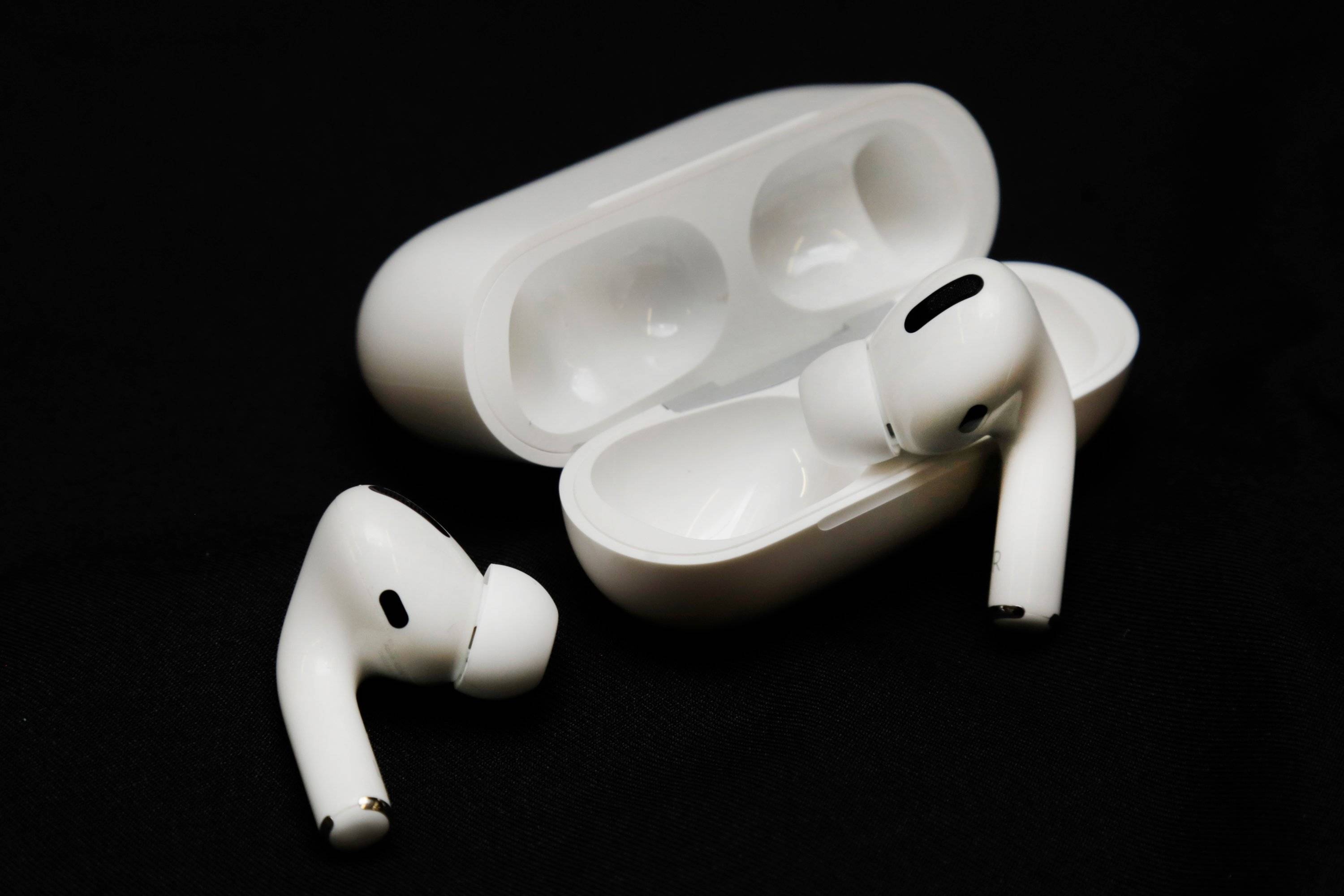 Noile căști Apple vin în dimensiuni mai mici, dar nu își pierd durata de încărcare sau calitatea sunetului.