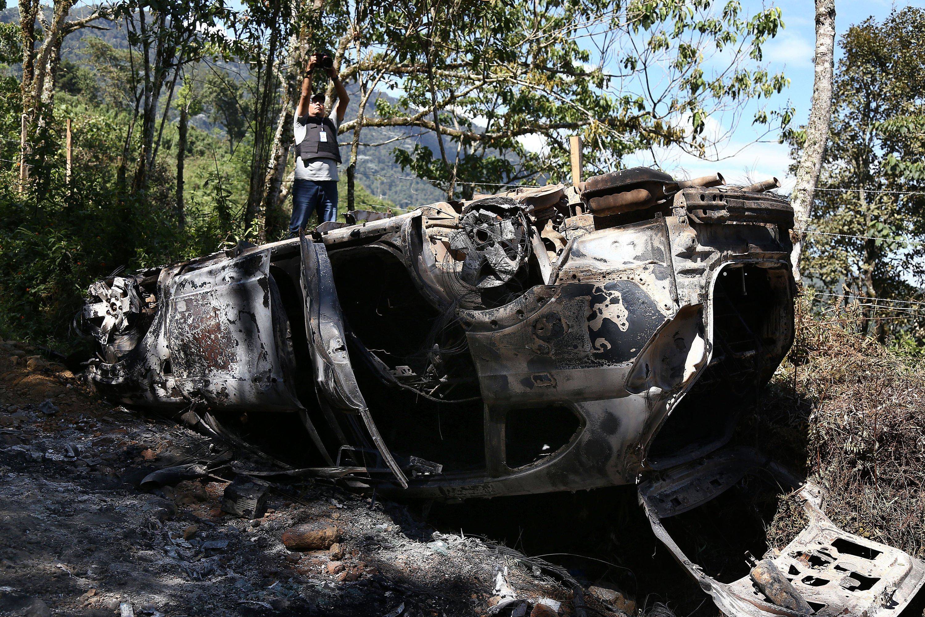 Uno de los vehículos incinerados en la zona y en los que se habrían movilizado algunas de las víctimas.
