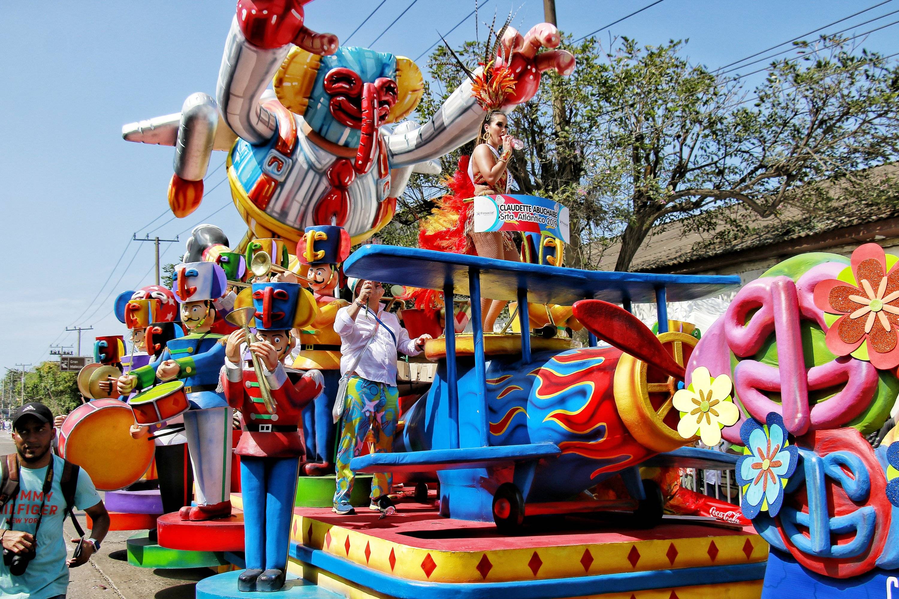 Las comparsas desfilaron por la Vía 40 a lo largo de 4 kilómetros desde la 1 de la tarde con toda la alegría de la apertura del Carnaval.
