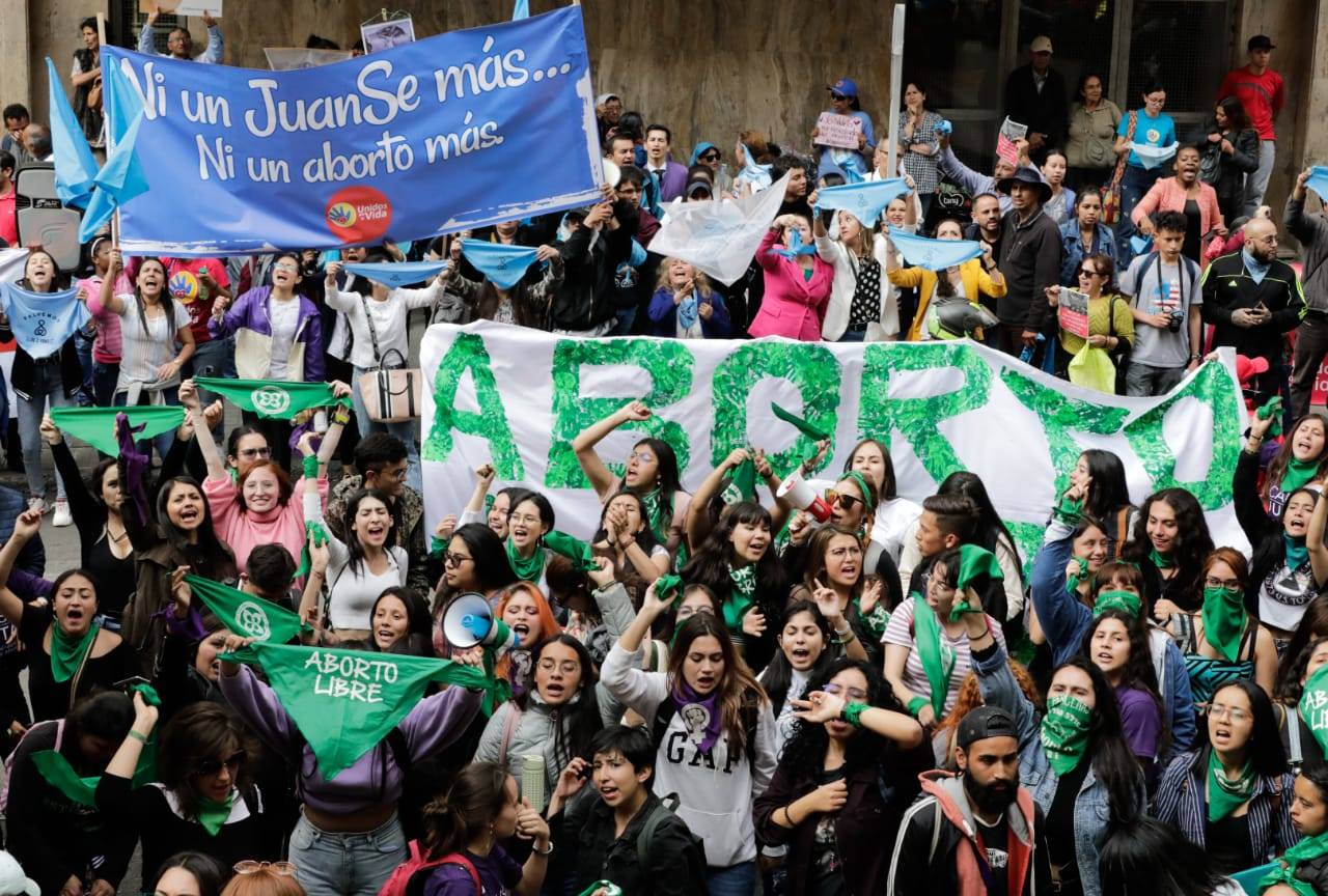 Afuera de de la Corte Constitucional, en el Palacio de Justicia, hubo manifestaciones a favor de la legalización del aborto y en contra de esta práctica.