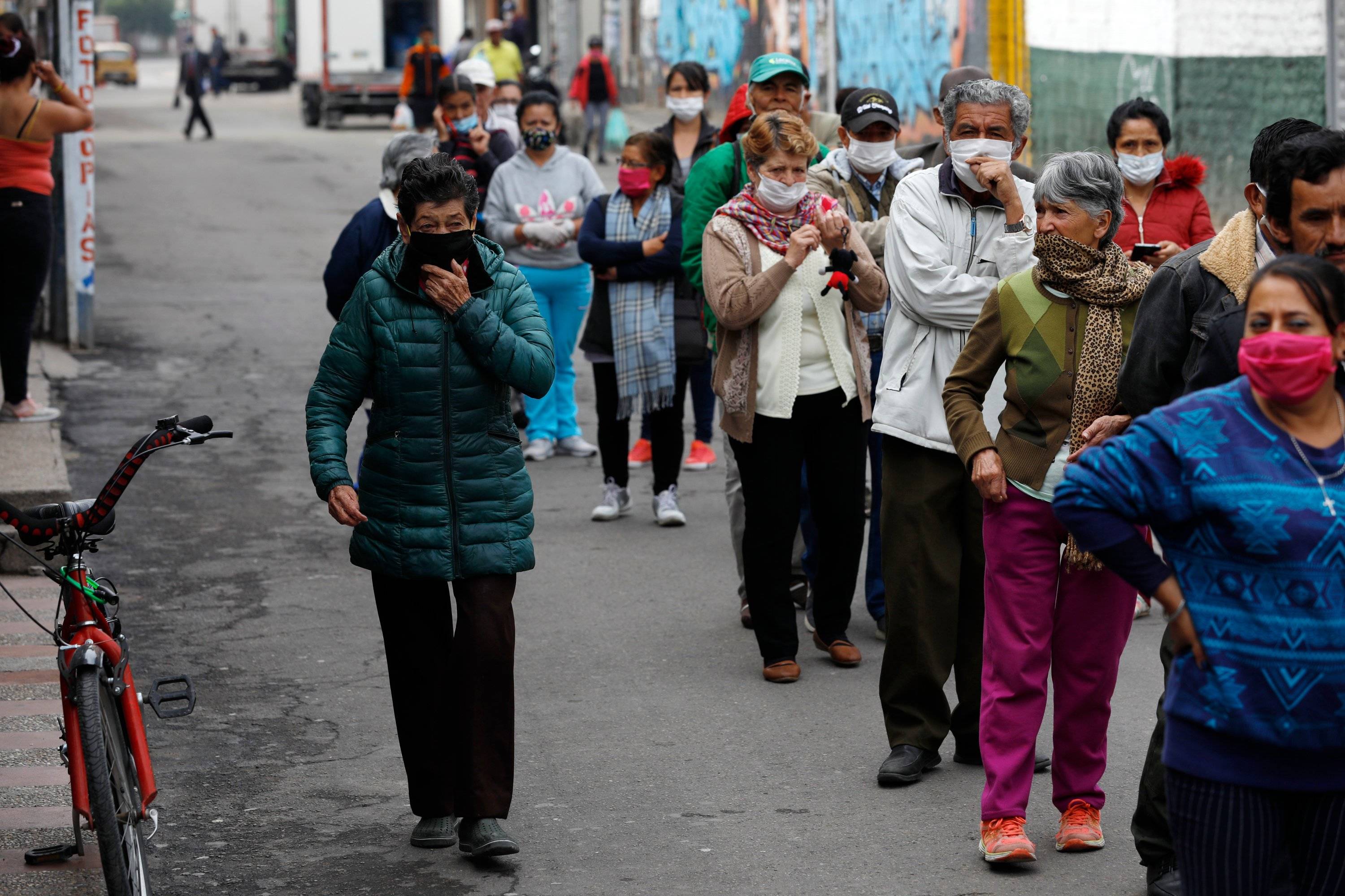 Una iniciativa es el pago de $ 145.000 a 2,3 millones de hogares del programa Familias en Acción. En algunas zonas se han presentado aglomeraciones para recibir la pensión.