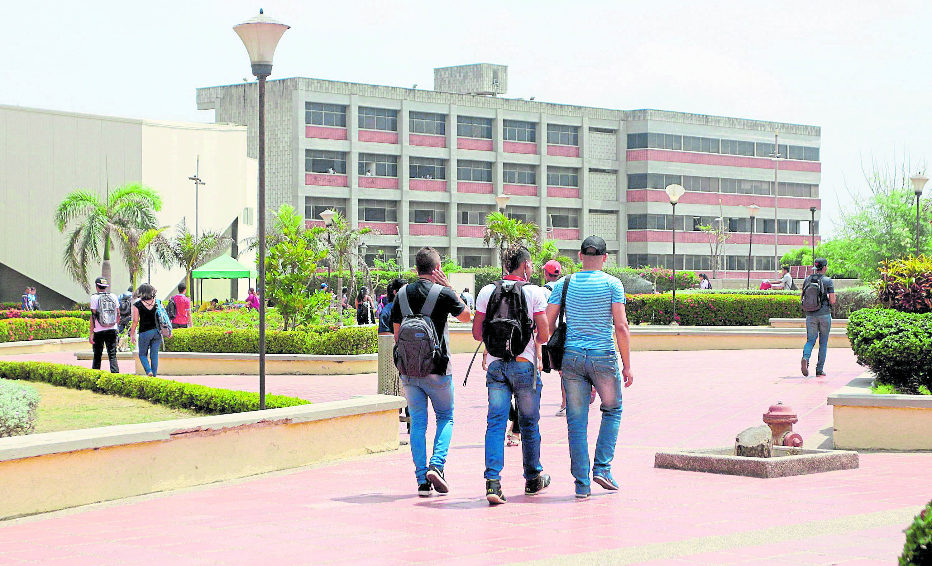 Unos 22 mil estudiantes asisten a la Universidad del Atlántico, entre ellos, jóvenes de estratos bajos, que vienen de distintos municipios del Atlántico, el Caribe colombiano e interior del país.