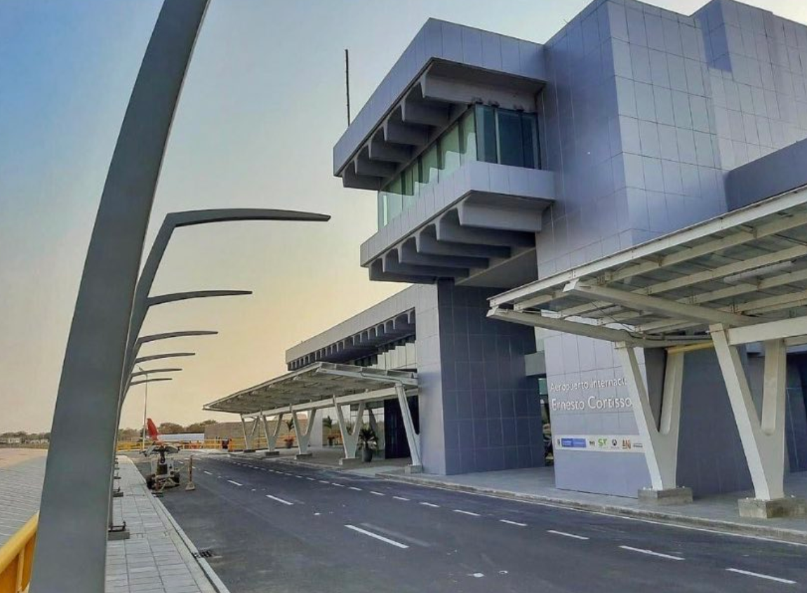 La nueva fachada del aeropuerto Ernesto Cortissoz es comparada con el de otras terminales de ciudades cercanas y lejanas.