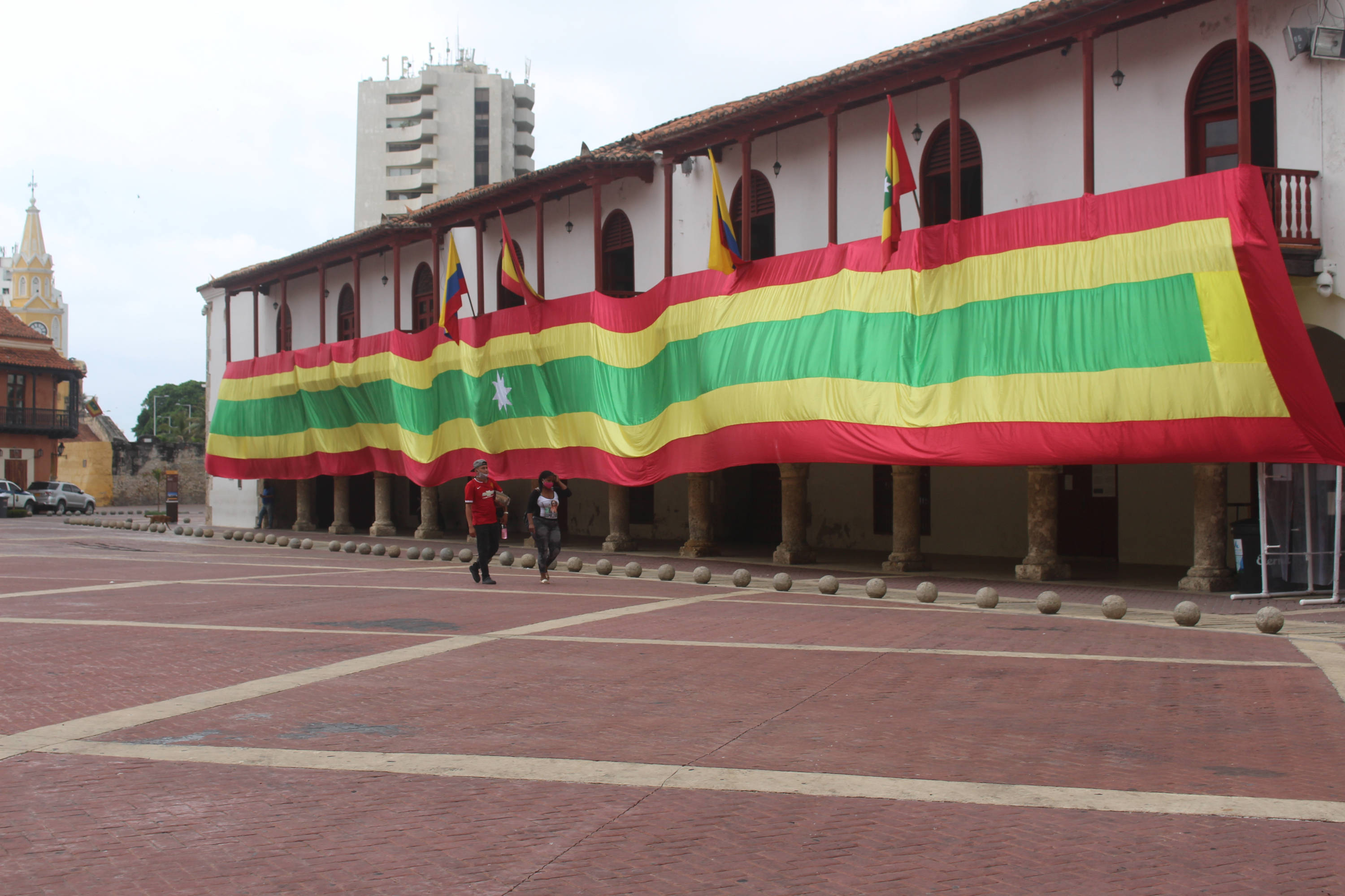Así luce la alcaldía de Cartagena en la emblemática plaza de la Aduana.