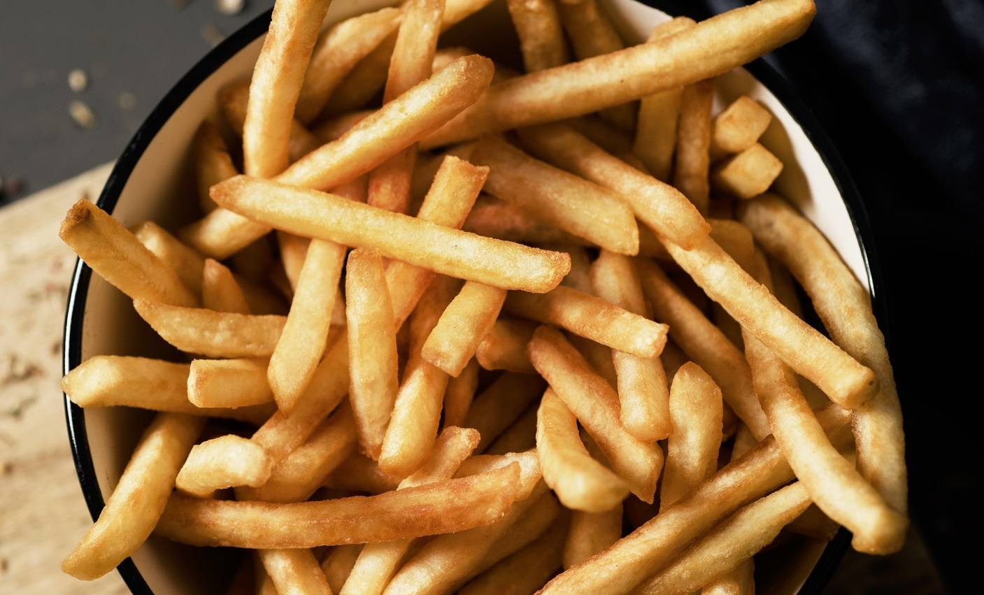 Las papas son un punto de comparación importante a la hora de evaluar la diferencia entre el air fryer y el uso de una freidora de aceite.