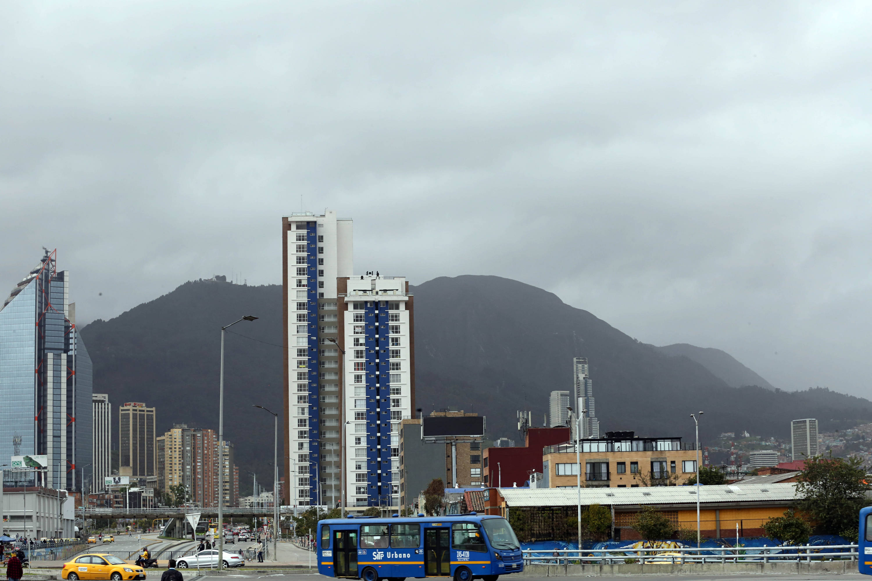 RELACIONADOS: BOGOTÁ CONTAMINACIÓN DEL AIRE CONTAMINACIÓN EN BOGOTÁ CALIDAD DEL AIRE DESIERTO Por: Bogotá 25 de junio 2020 , 09:21 am Desde el desierto del Sahara, y viajando por todo el mundo, llegó una nube de polvo que podría afectar en los próximos días la Calidad del aire de Bogotá.     Así lo han confirmado las autoridades ambientales después de conocer las imágenes de la Nasa.     Temas relacionados GAY 10:08 AM Esteman cuenta su primera marcha gay, sin haber 'salido del clóset' BOGOTÁ 09:59 AM Así funciona la adquisición predial para TransMilenio por la 68 BOGOTÁ 09:55 AM Abandonan a dos perros con quemaduras de aceite hirviendo (De puede interesar: Calidad del aire de Bogotá, ¿de vuelta a la 'mala normalidad'?) Sahara Fotografía cedida por la NASA y fechada el 18 de junio de 2020 por el satélite Suomi NPP, que muestra la enorme nube de polvo del Sahara Foto: EFE"En el monitoreo de calidad del aire que hace la Secretaría de Ambiente es muy importante tener en cuenta los fenómenos externos. Este jueves y viernes se prevé, de acuerdo a la información de los satélites de la Nasa, que haya un aporte de polvo proveniente de las arenas del Sahara."alertó Julio César Pulido, de la Secretaría de Ambiente, y explicó cómo funciona el fenómeno.