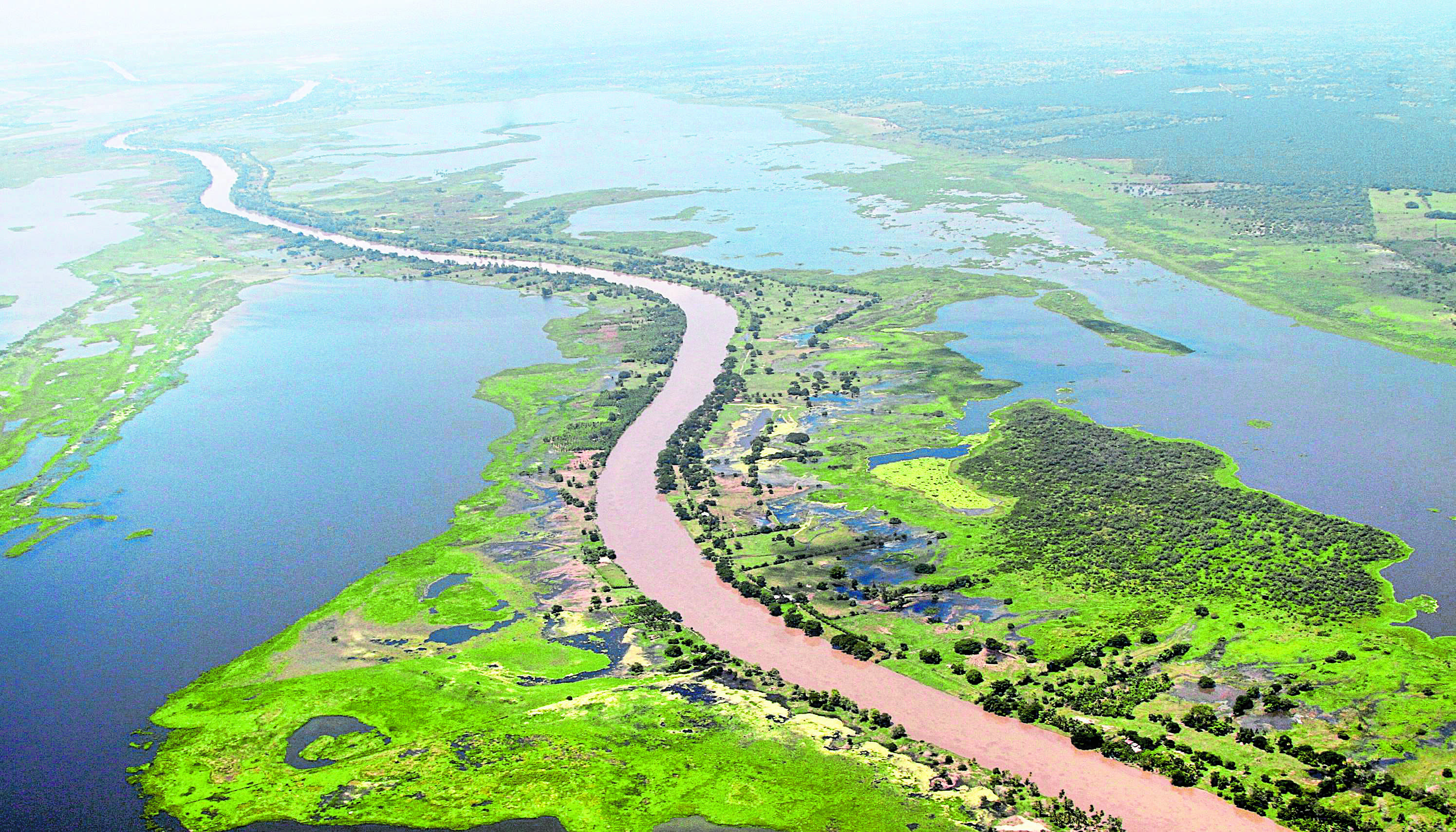 El canal de Dique tiene 114,5 km de largo. Su construcción para facilitar el transporte entre Cartagena y el interior del país, en la época de los españoles y los criollos. Hoy se mueven planchones que cargan carbón y derivados del petróleo.