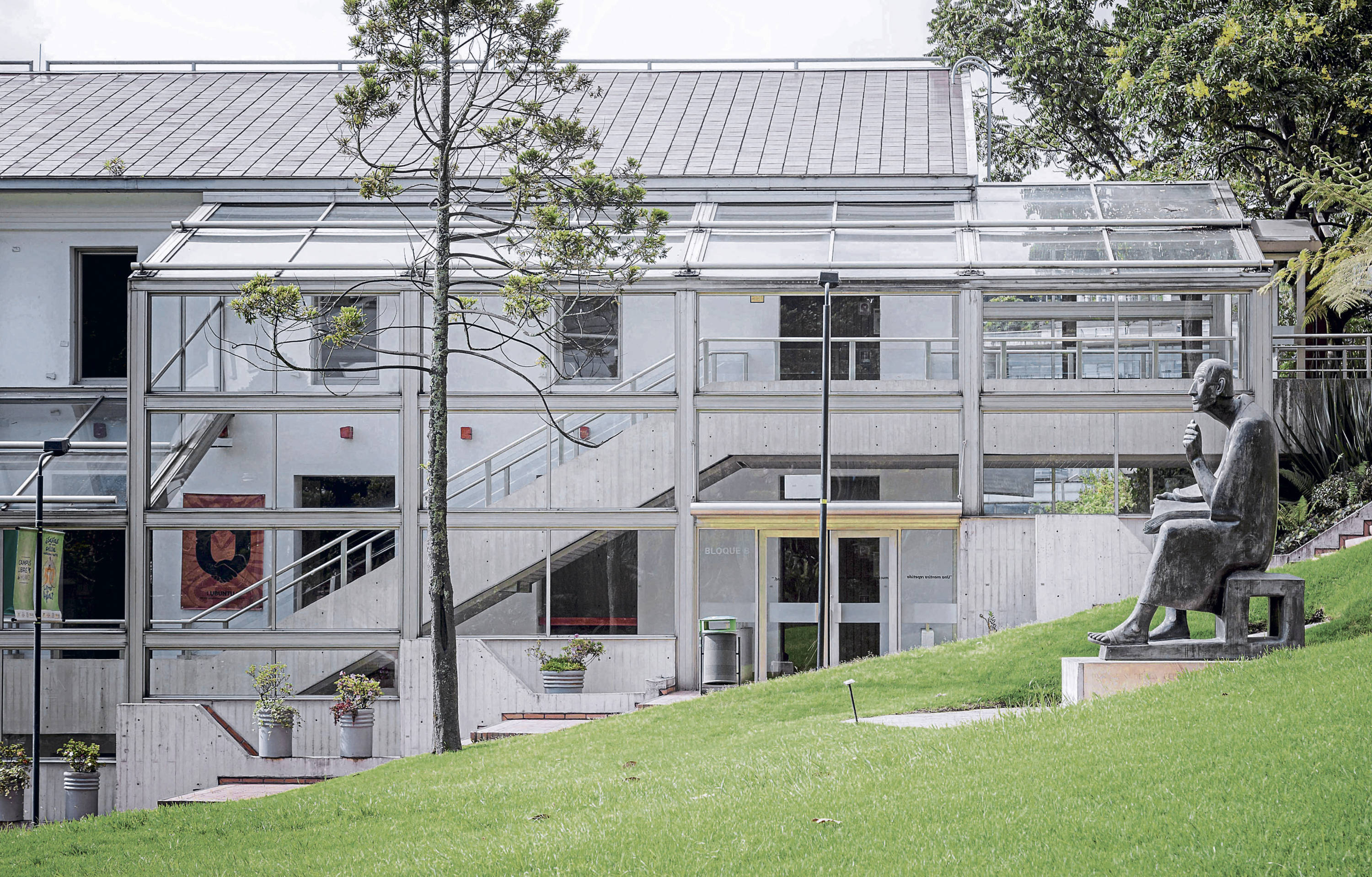 Las imágenes del campus de la Universidad de los Andes. Algunos extrañan los espacios verdes.