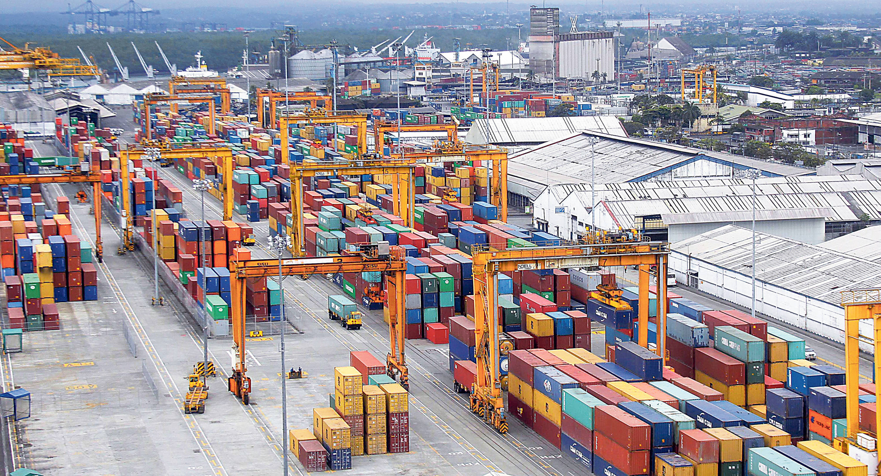 El gran reto que enfrenta este puerto es el mantenimiento de las condiciones del Canal de Acceso, que tiene 16 kilómetros de longitud y actualmente está limitado a una profundidad de 12 metros.