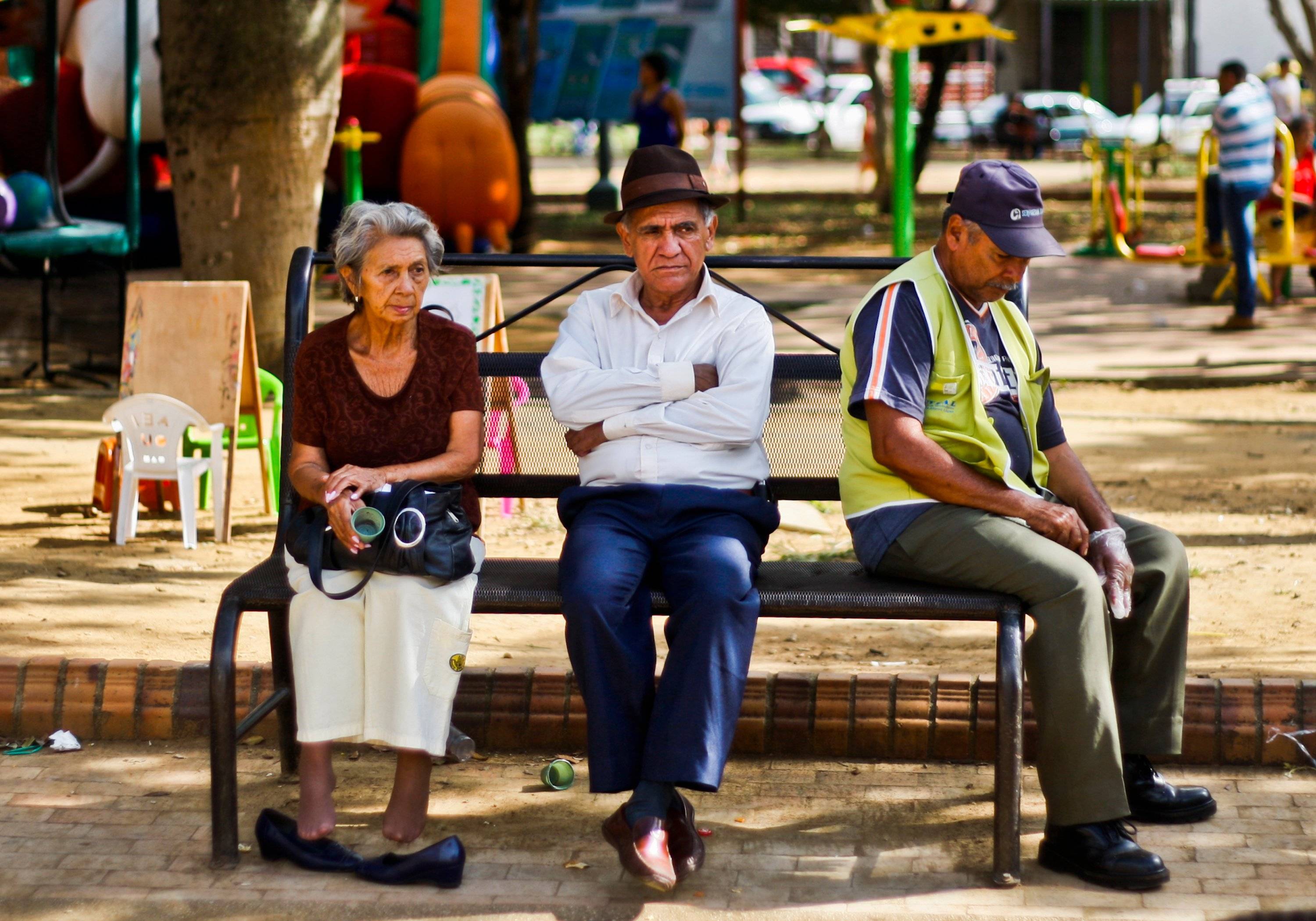 Personas de la tercera edad pensionados.
