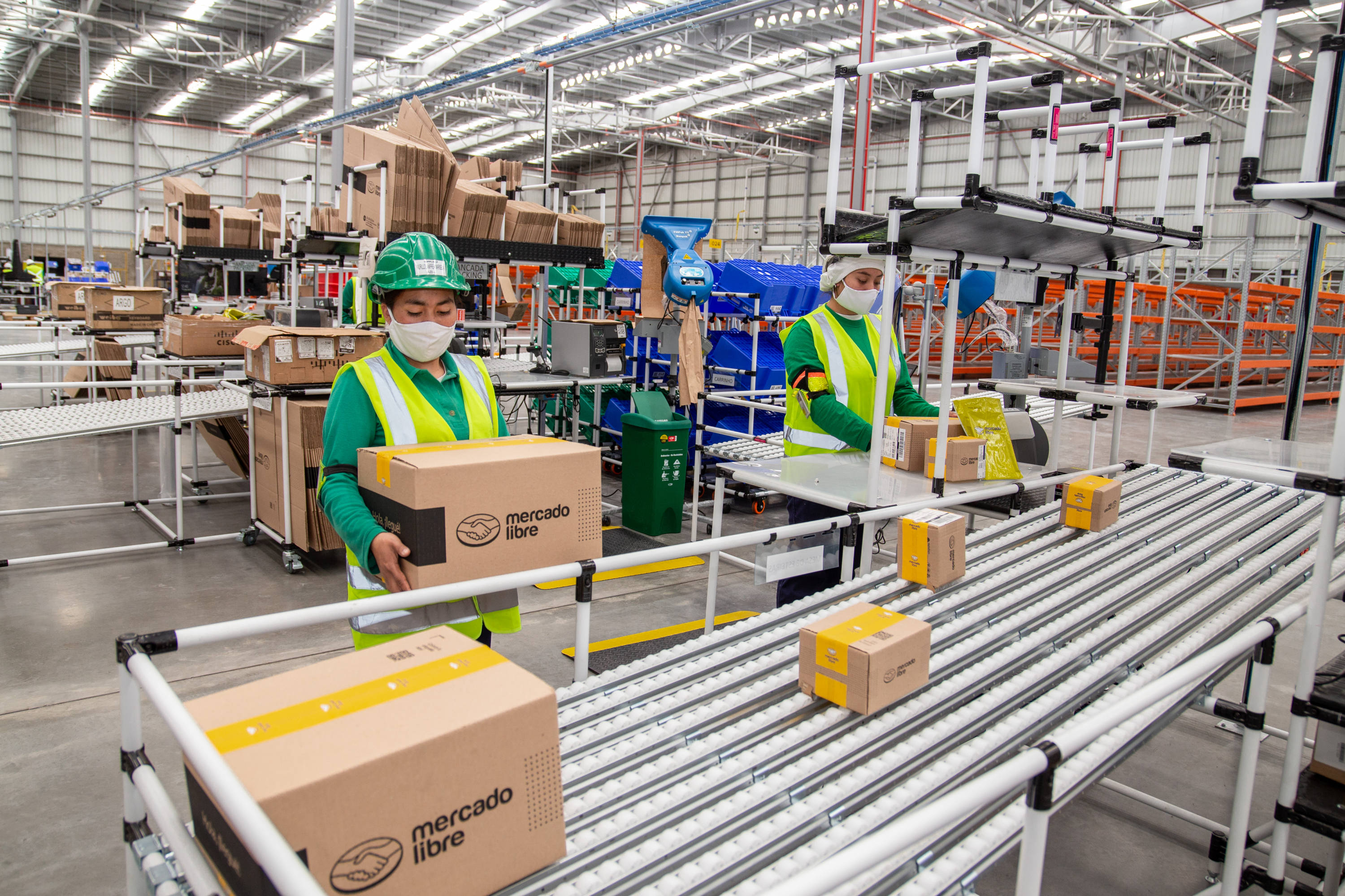 Aspecto de una de las modernas bodegas o centros de despacho de Mercado Libre.