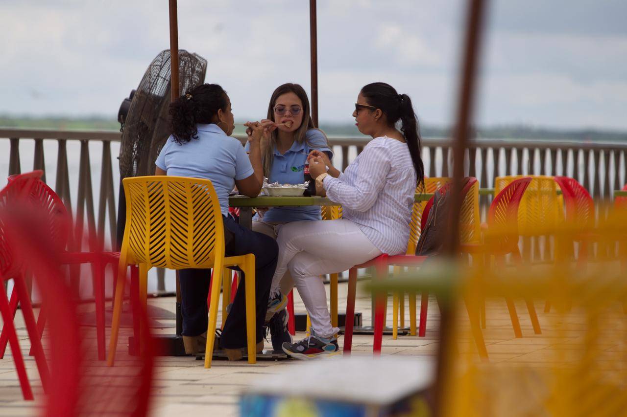 Máximo cuatro personas están permitidas en una mesa, según las condiciones establecidas.