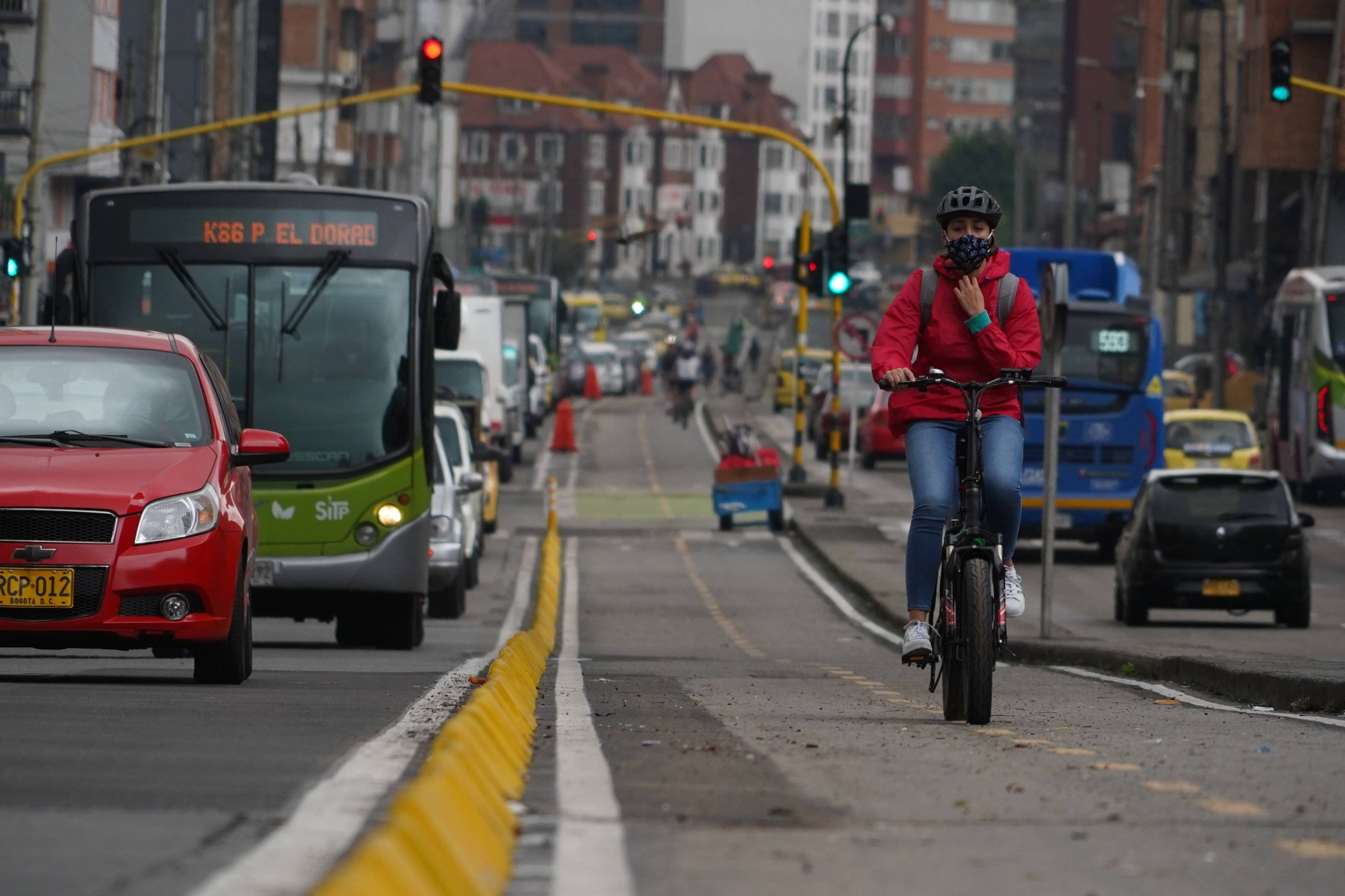 A pesar de que los conductores de autos protestan por las ciclorrutas, expertos y autoridades responden que esto es una manera de distribución justa de la malla vial. Al final, solo el 15 % de los viajes se realizan en carro.