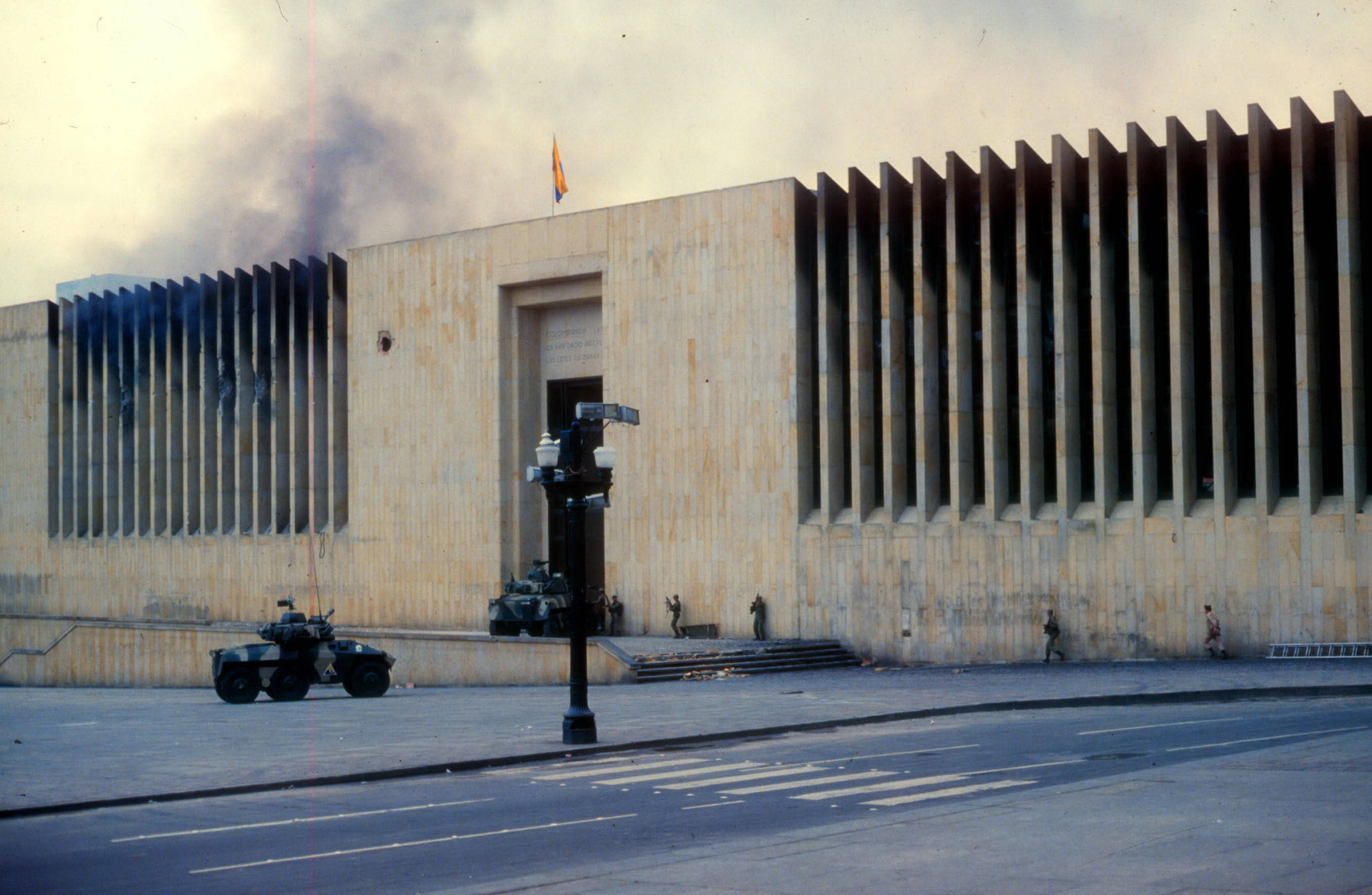 Escenas de la toma realizada por la guerrilla del M-19 al Palacio de Justicia el 6 de Noviembre de 1985 en Bogotá.