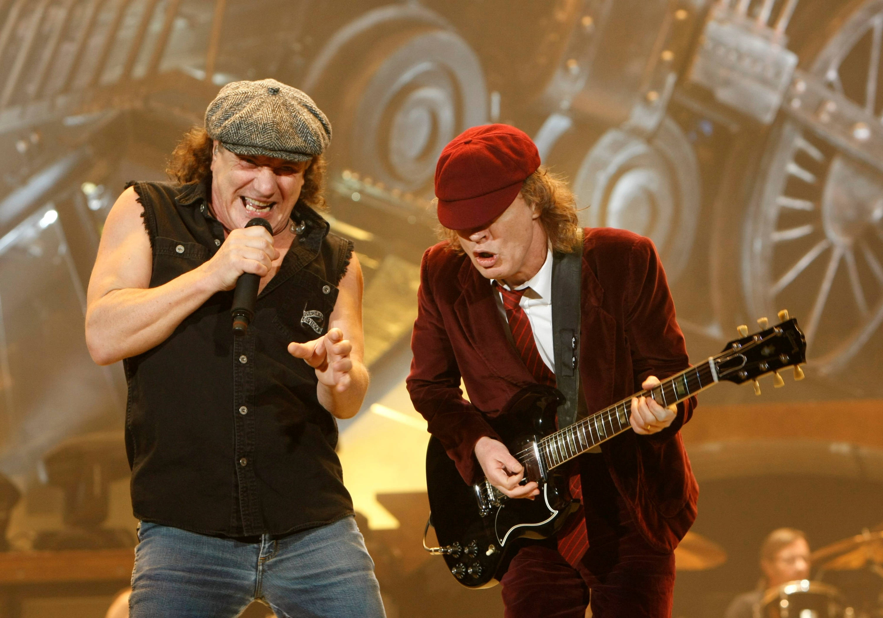 El cantante de la agrupación de rock AC/DC Brian Johnson (i) y el guitarrista Angus Young (d).