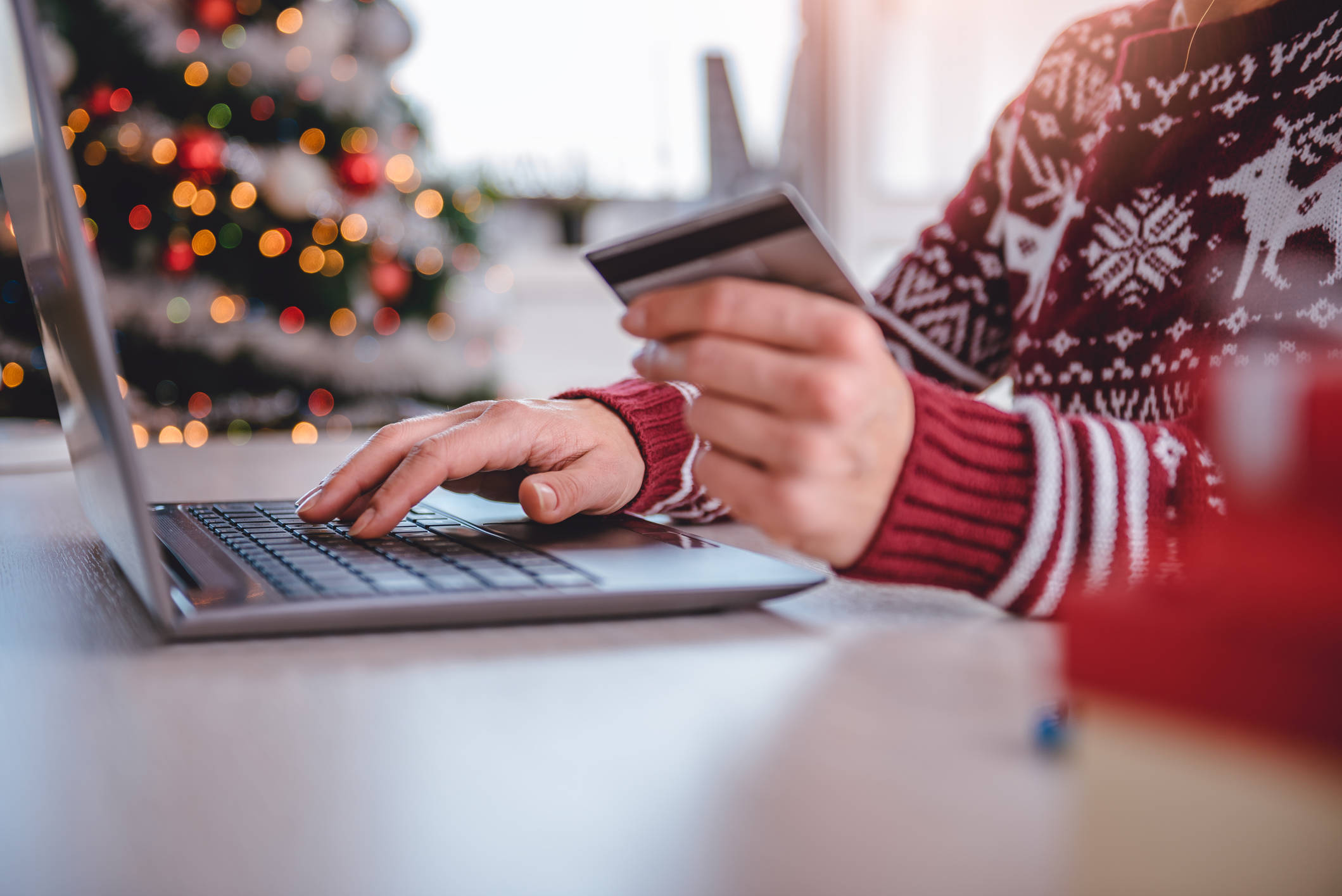 Aunque las compras durante esta temporada se volcarán al e-commerce, algunos colombianos siguen prefiriendo visitar tiendas físicas.
