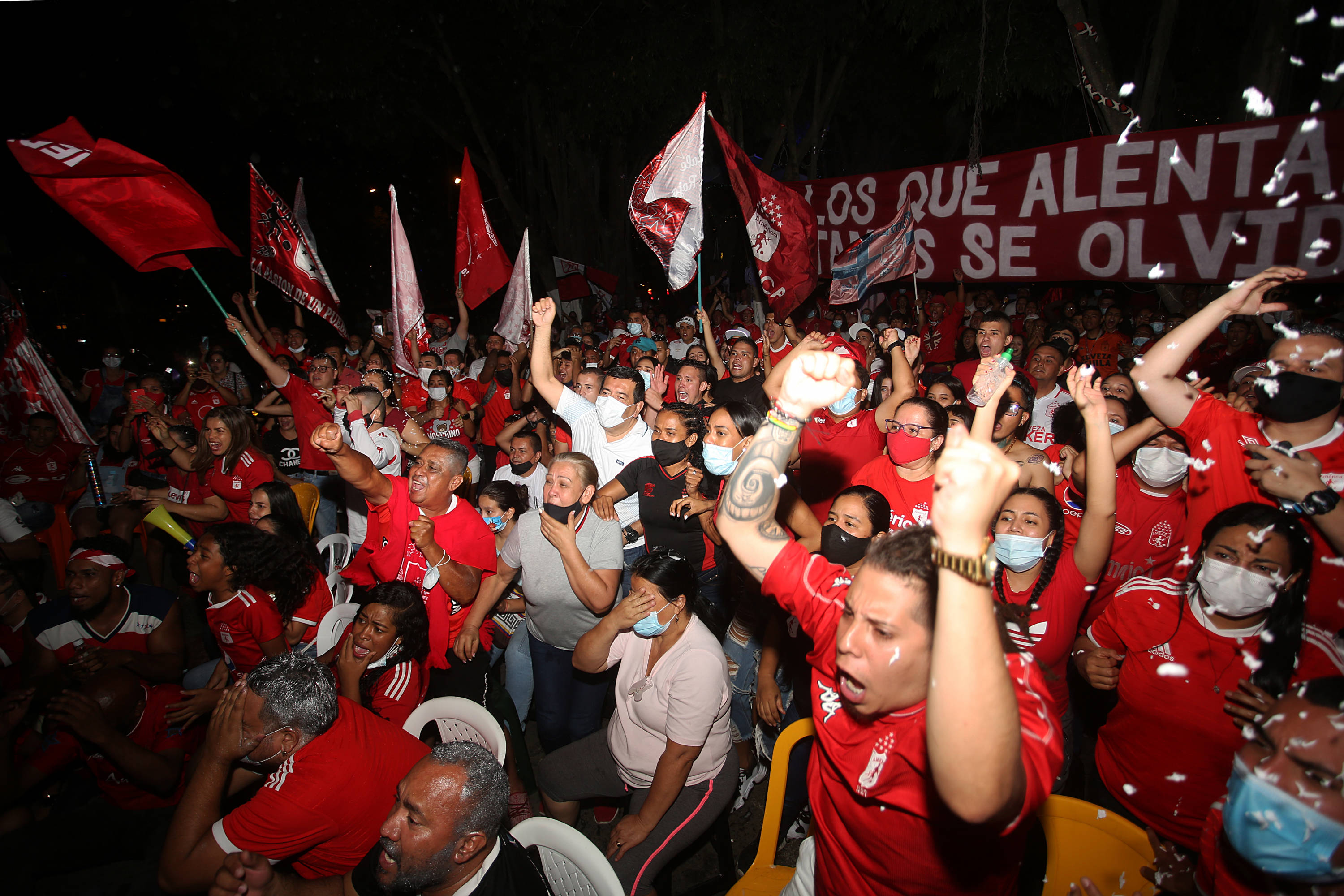 Miles de hinchas del América de Cali, recibieron al equipo que se coronó campeón en Bogotá, el cual llegó a la capital del Valle, cerca de las 2a.m.. La celebración, pese a las medidas de toque de queda y ley seca en el Valle del Cauca, se extendió desde el aeropuerto Alfonso Bonilla Aragón de Palmira, hasta el sur de Cali. Los jugadores iban en el bus escoltados por las autoridades, para quienes fue imposible detener la euforia de quienes celebraban la estrella 15 de su equipo.