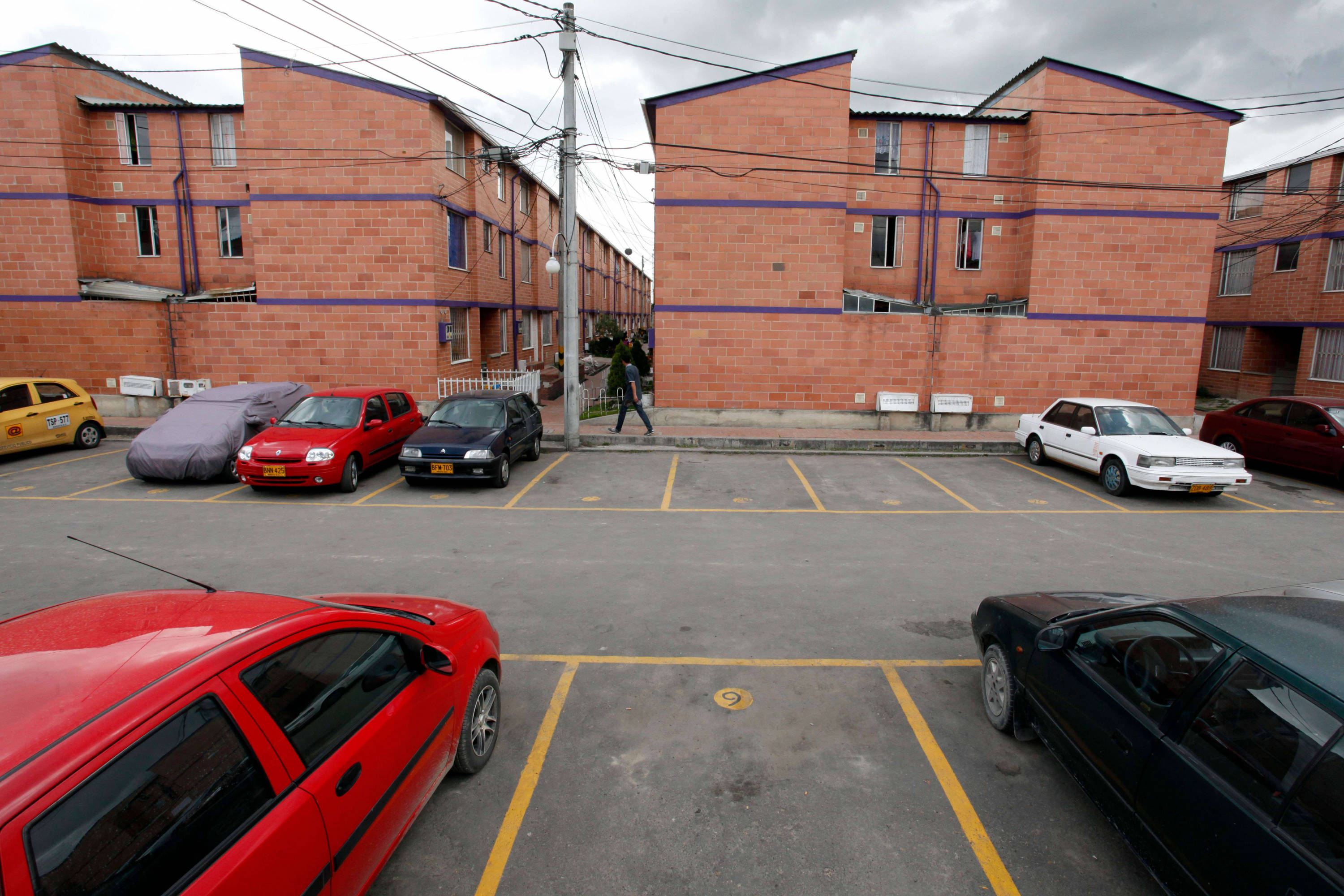 Ni el administrador ni el consejo de administración pueden restringir el uso de los parqueaderos a determinados propietarios, porque todos tienen esta condición y tienen derecho a su uso.