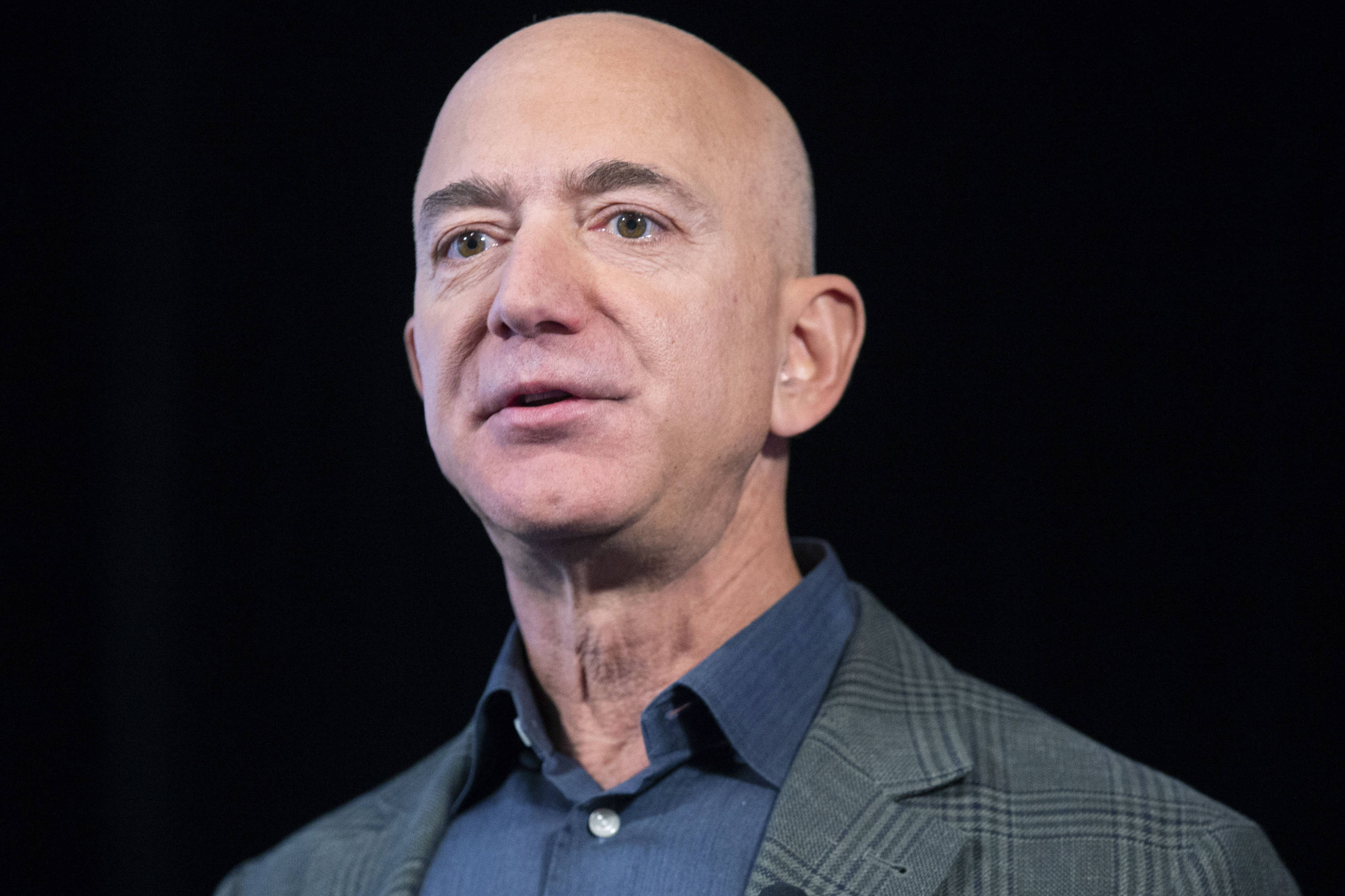 Jeff Bezos va fi acum CEO-ul Amazon.