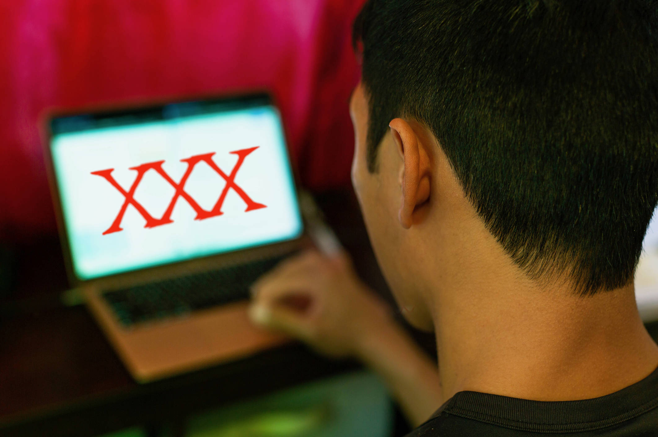 Para el gobierno de su país, consumir contenido pornográfico es un grave delito.