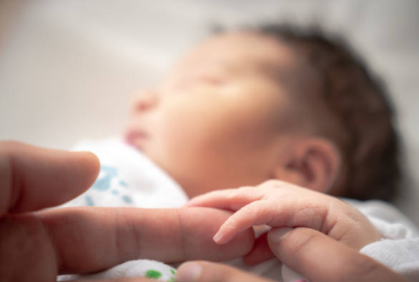 La madre del pequeño se cuidó durante el embarazo y no hay alteraciones genéticas entre la familia del bebé.