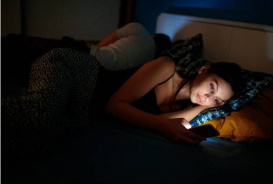 La luz azul de los dispositivos hacen que el cuerpo se sienta activo.