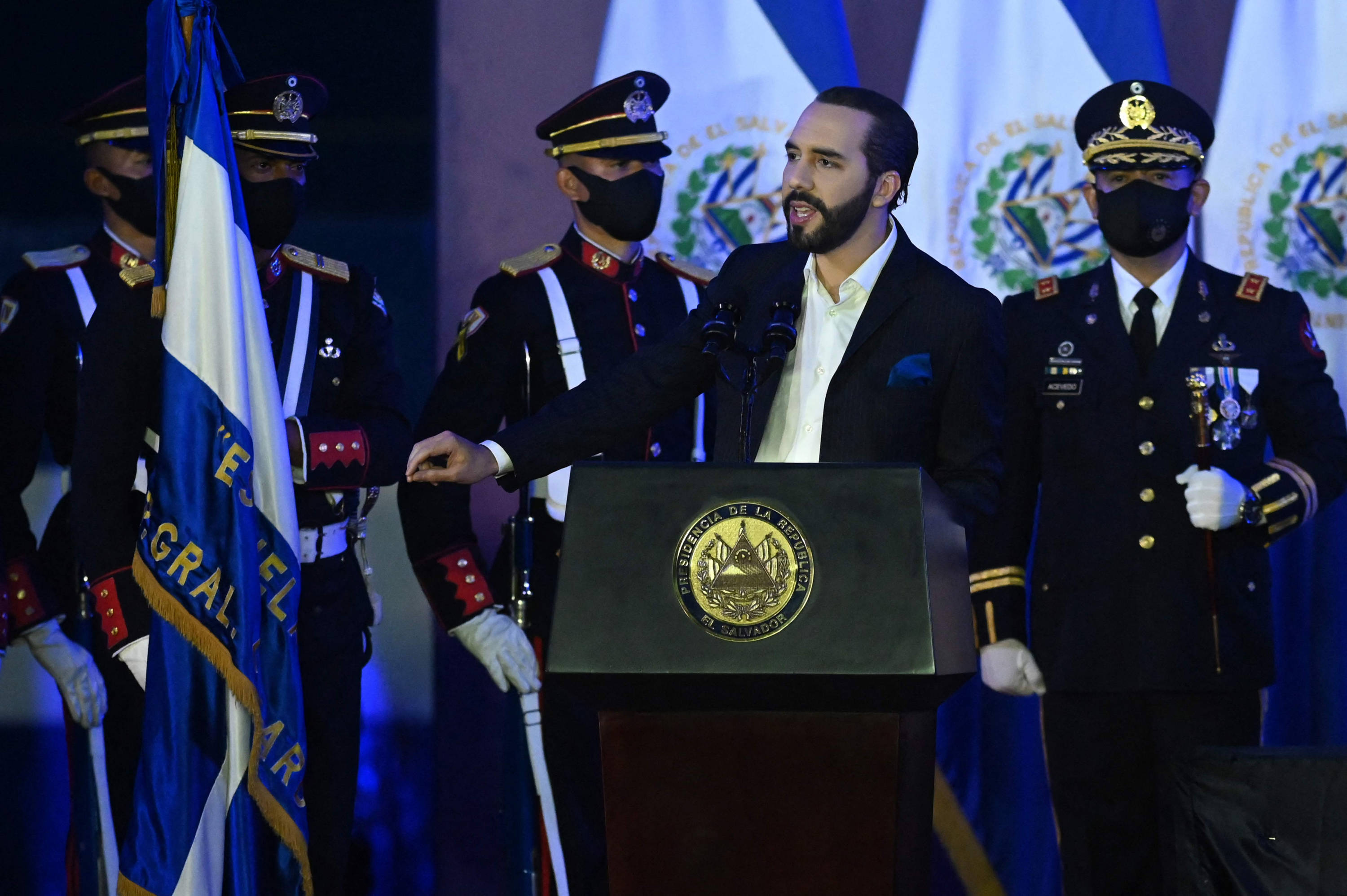 El Salvador prorroga nuevamente el régimen de excepción mientras oenegés denuncian alza de muertos en megacárceles
