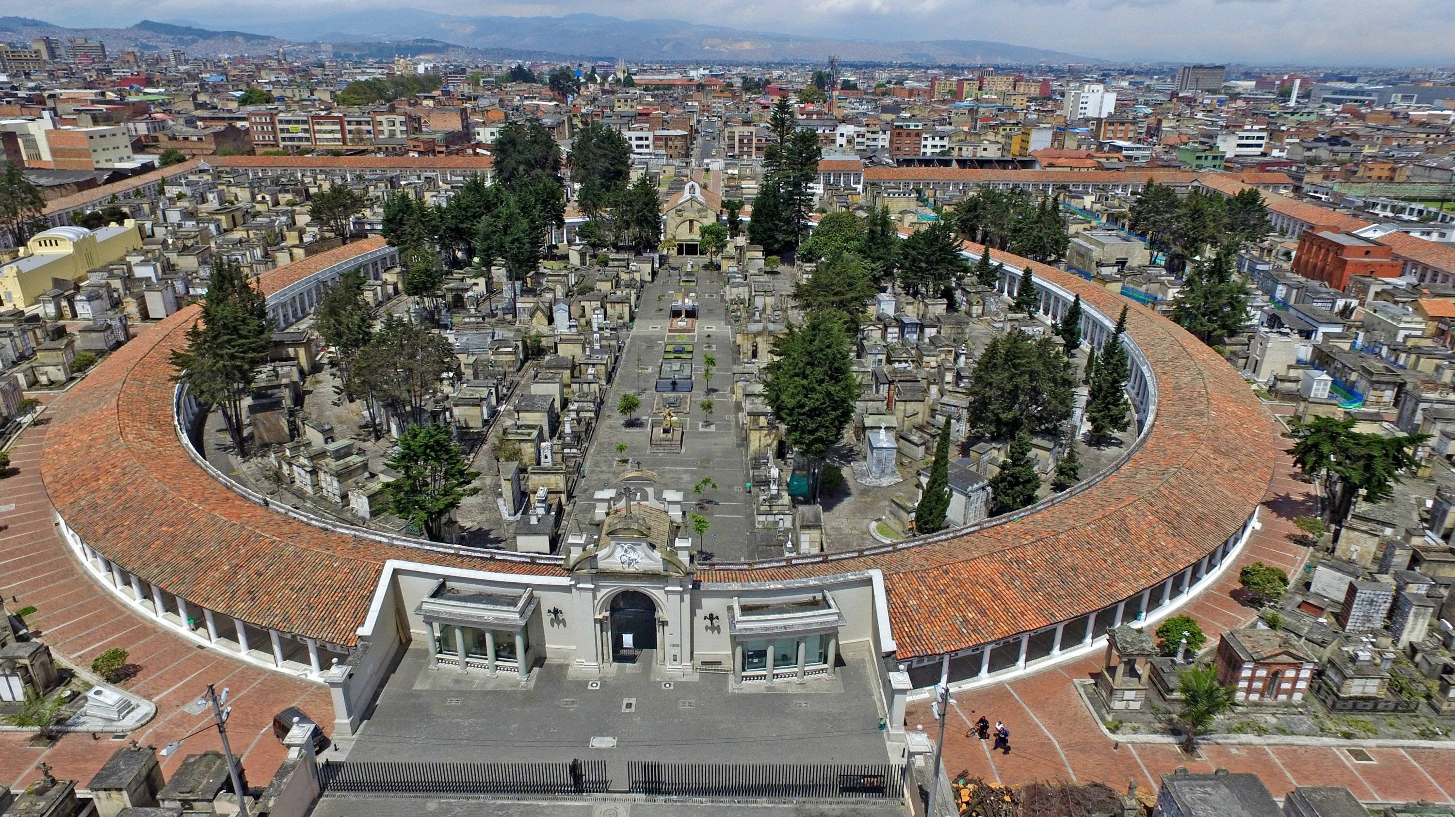 El Cementerio Central es el más antiguo de la capital. Fue abierto en 1836. Muchos de sus mausoleos están resquebrajados.