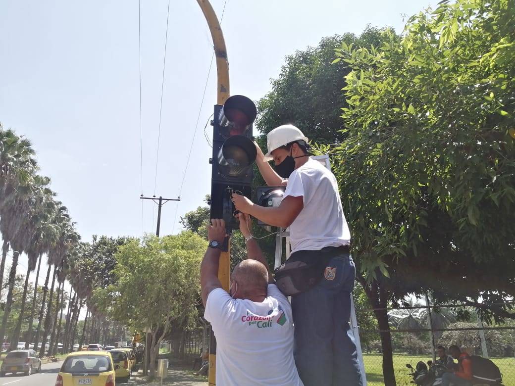 Recuperación de semáforos y señales de Tránsito en Cali