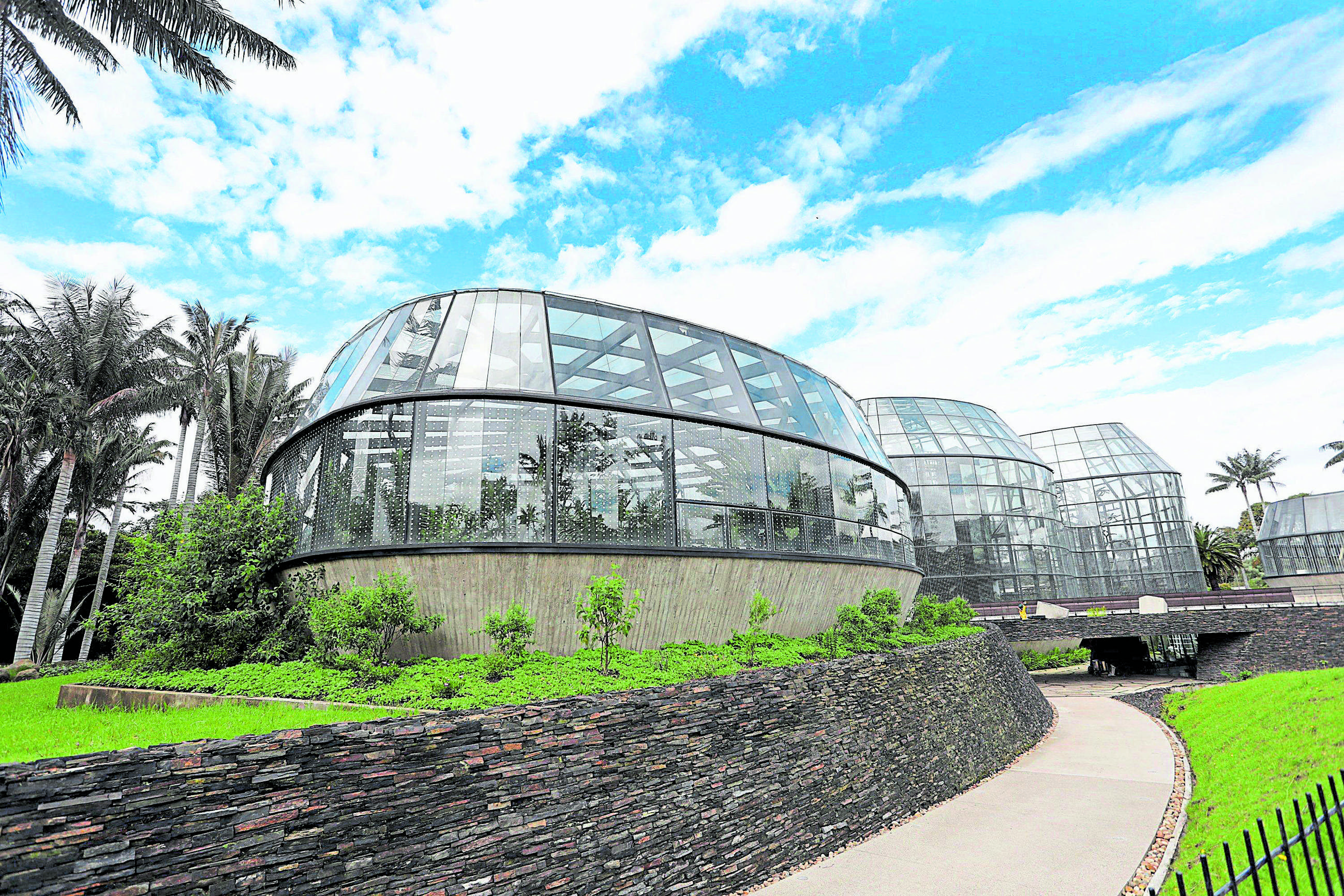 El Tropicario está ubicado en el Jardín Botánico de Bogotá, en la calle 63 n.º 68-95, en la localidad de Engativá.