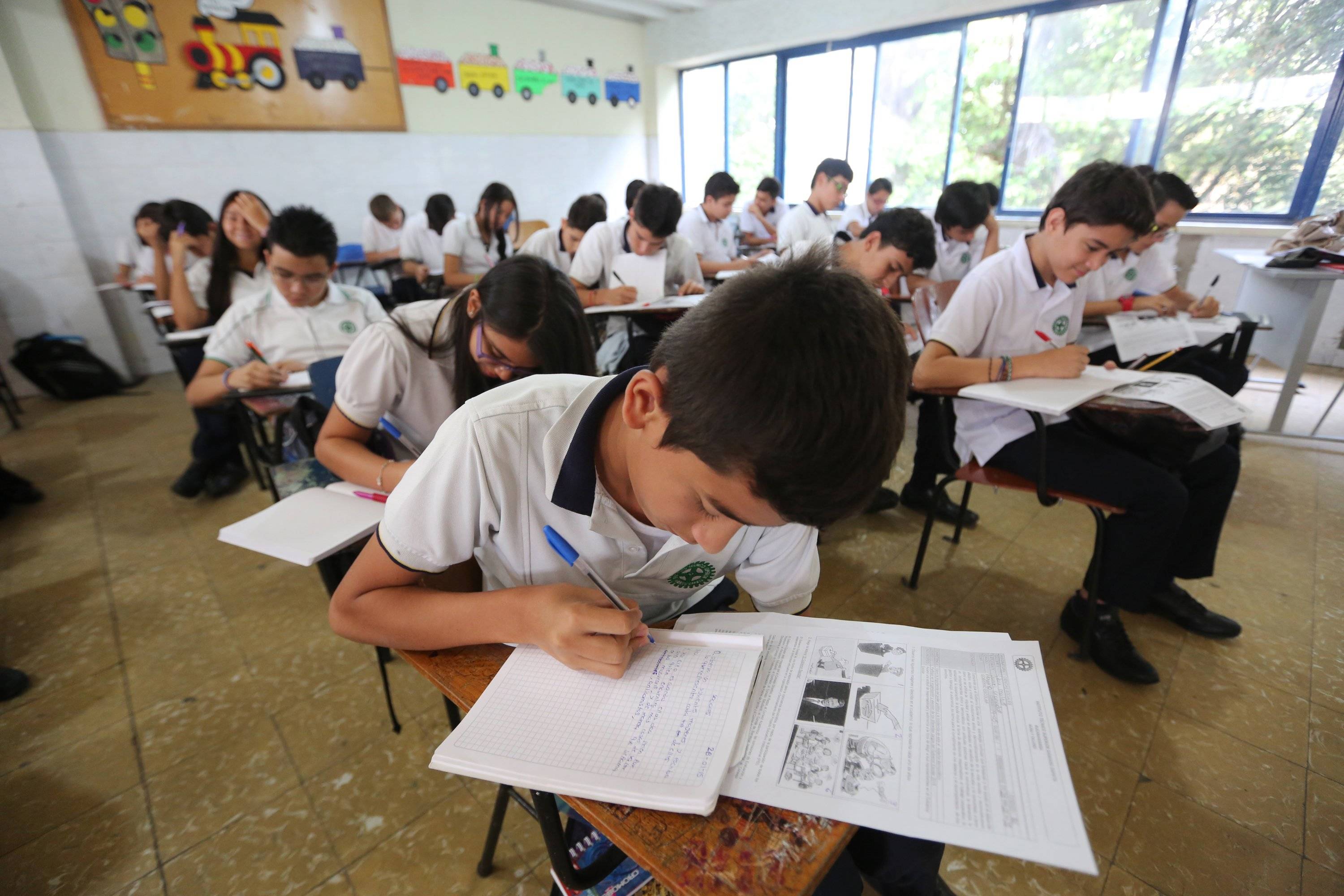 La educación es una de las fórmulas alternativas para generarle recursos al Estado, dado que Colombia tiene muy pocas personas que tienen la capacidad de contribuir.