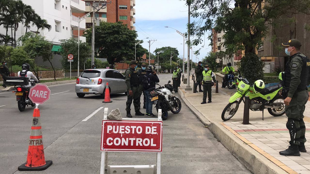 En varios sectores de la ciudad se mantienen los puestos de control.