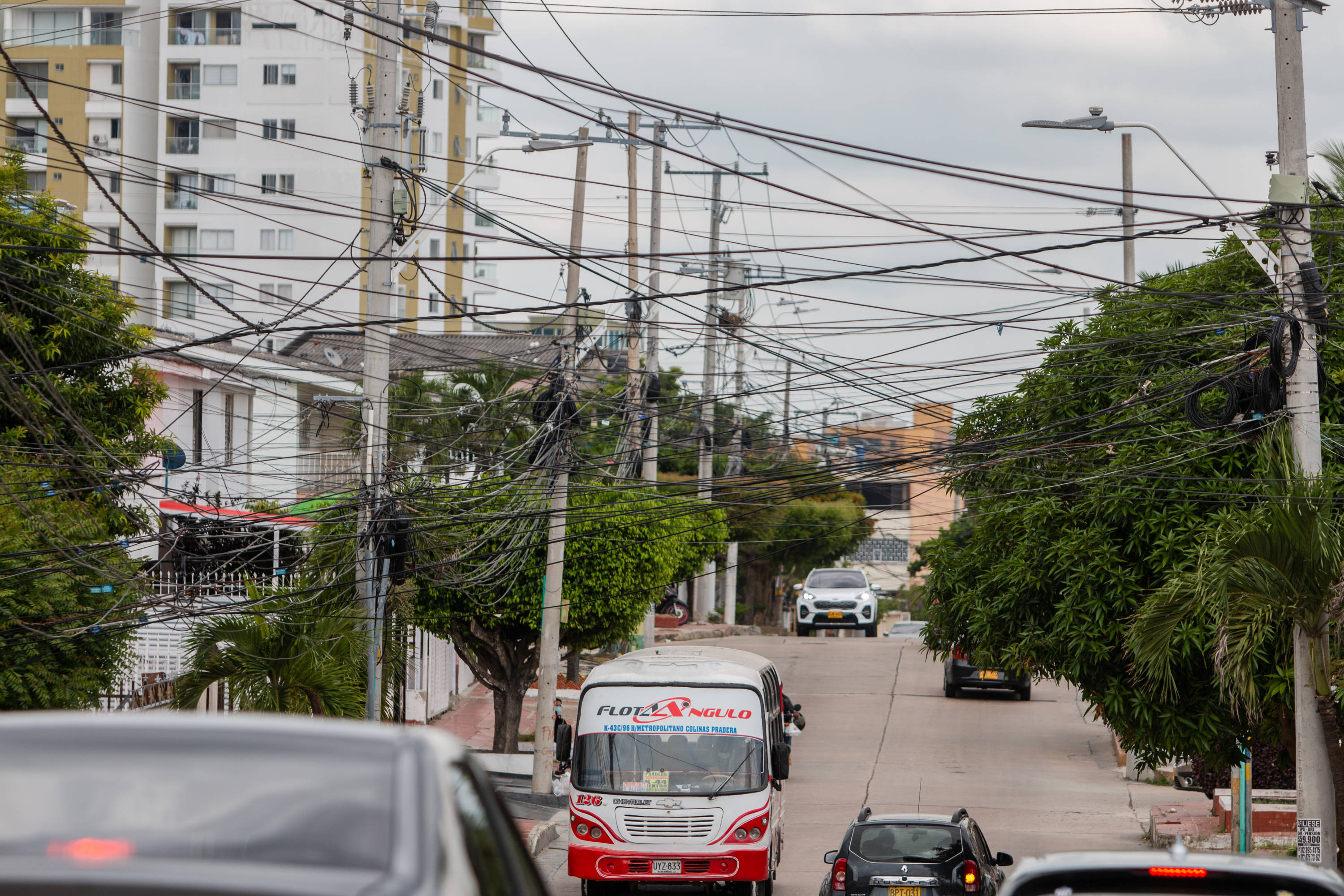 Las 'telarañas de cables' afectan el paisaje urbano de Barranquilla.