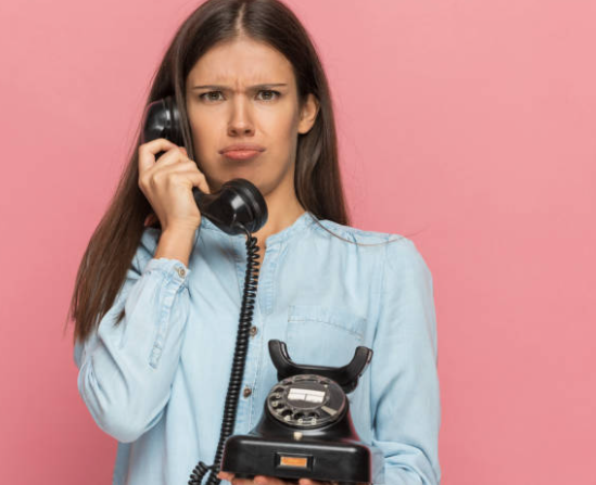Imagen ilustrativa sobre una mujer disgustada al teléfono.
