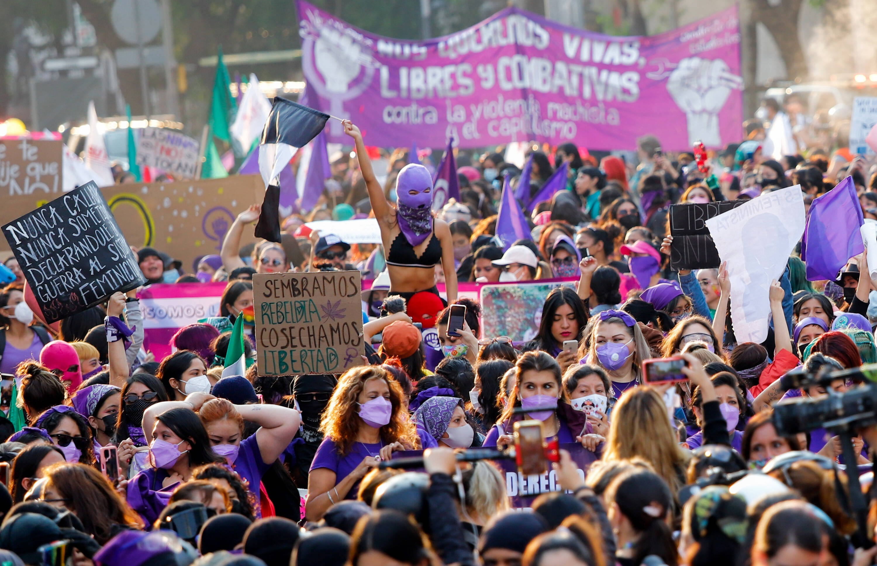 Organizaciones feministas y sociedad civil protestan con motivo del Día Internacional de la Eliminación de la Violencia contra la Mujer, en Ciudad de México