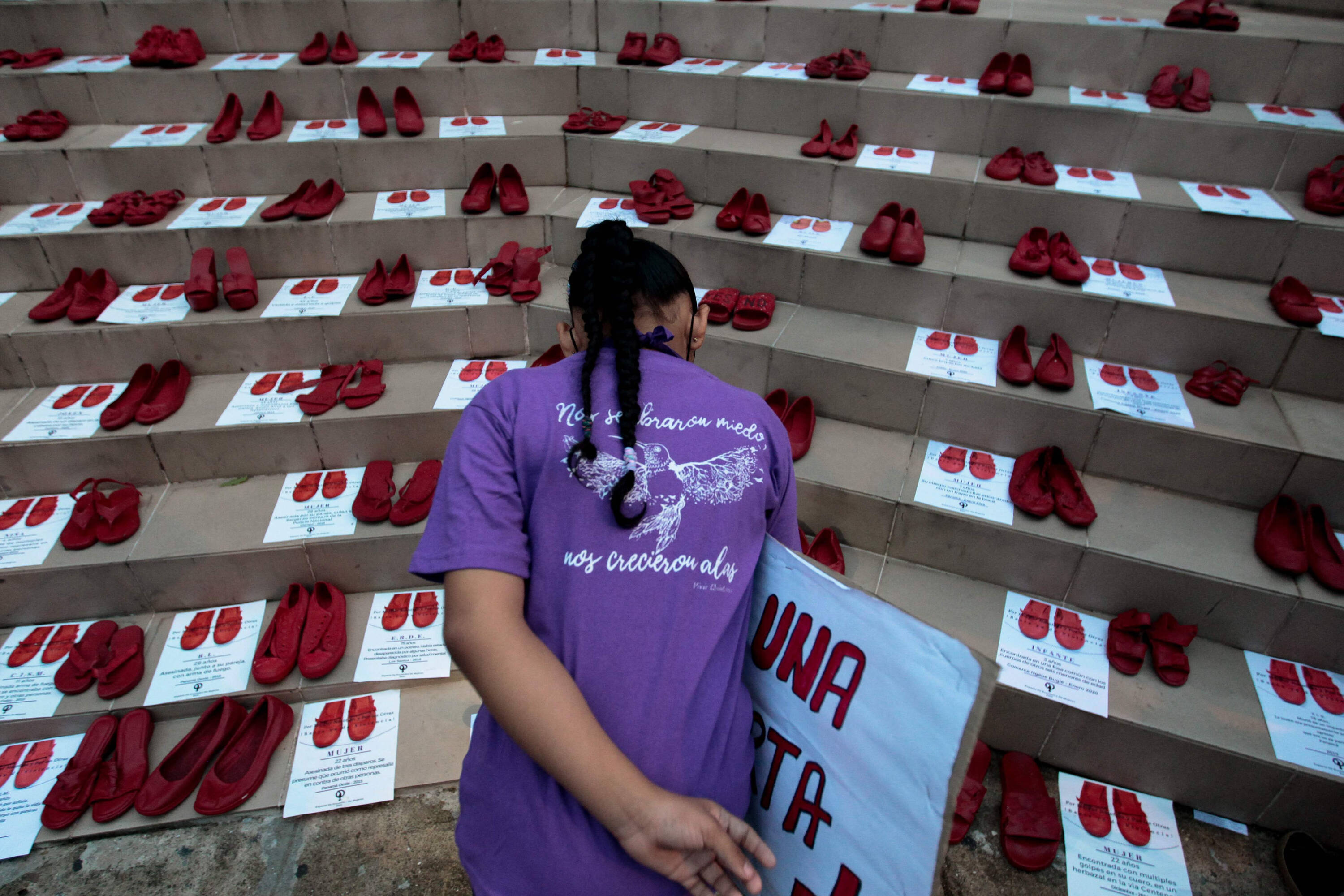 Una niña observa un homenaje a las víctimas de feminicidio durante el Día Internacional de la Eliminación de la Violencia contra la Mujer, frente a la Corte Suprema de Justicia de la Ciudad de Panamá