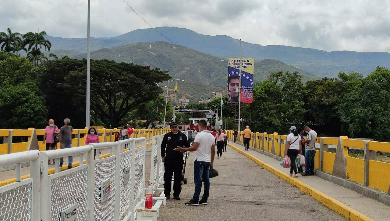 Hay un camión listo para pasar desde cada lado de la frontera. El primero iría de Norte de Santander a Ureña y el segundo vendría desde suelo venezolano.