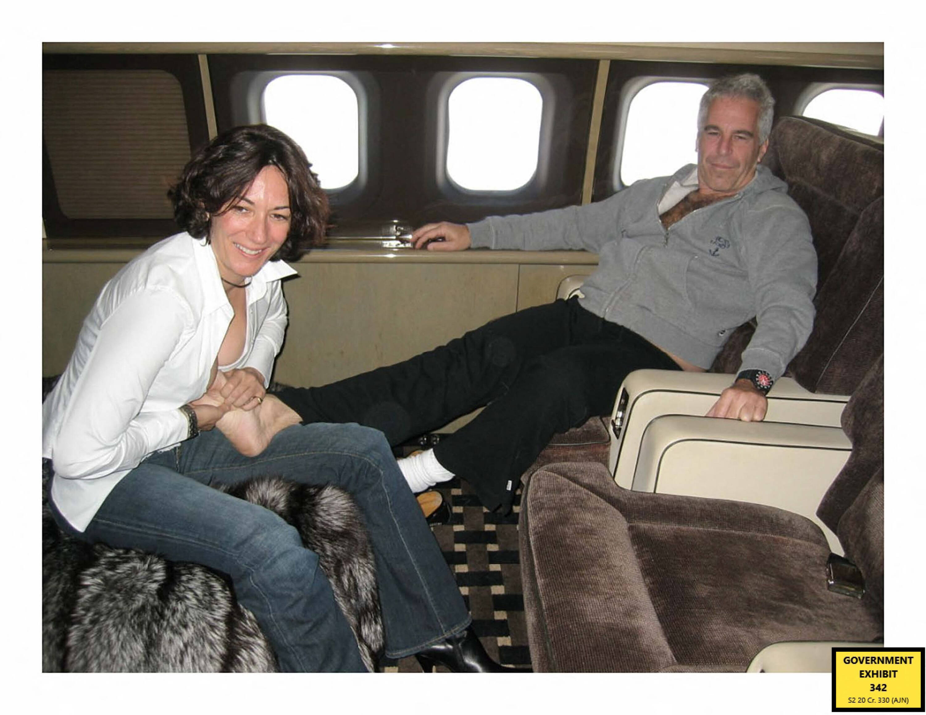 Esta imagen de prueba sin fecha obtenida el 8 de diciembre de 2021 del Tribunal de Distrito de EE. UU muestra a la socialista británica Ghislaine Maxwell y al financiero estadounidense Jeffrey Epstein.