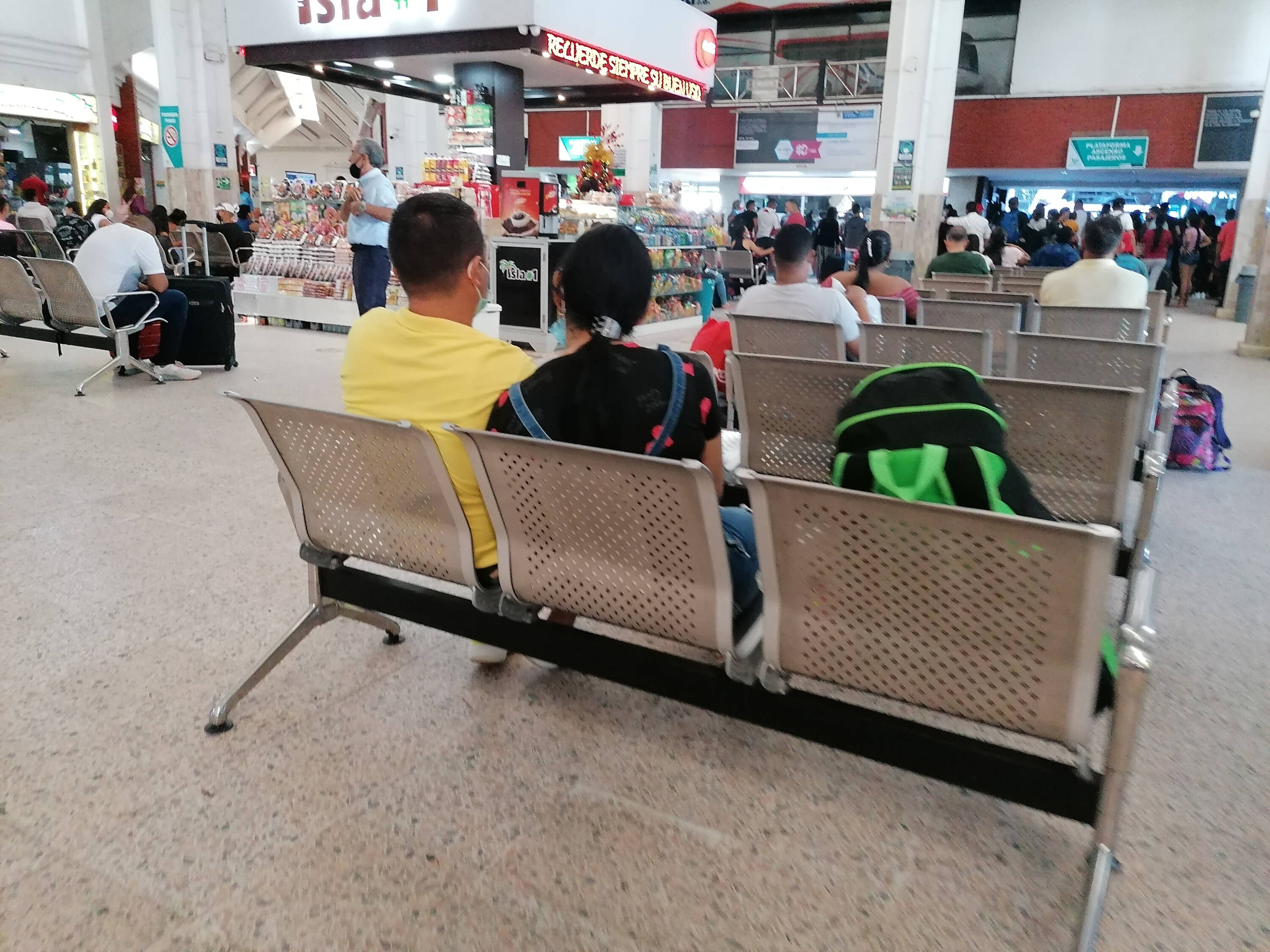 Pocos viajeros en terminal de transporte de Barranquilla.