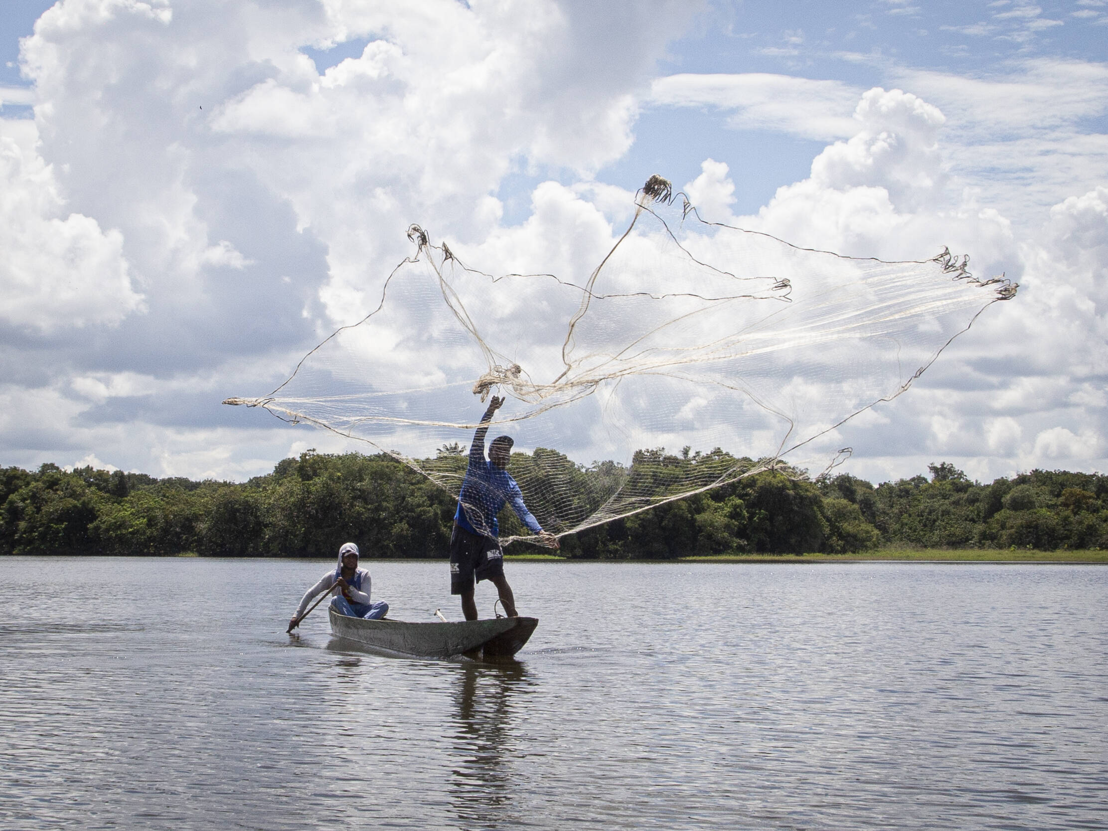 Faena de pesca realizada por los pescadores de San Rafael de Chucurí, a 40 minutos de Barrancabermeja en lancha.