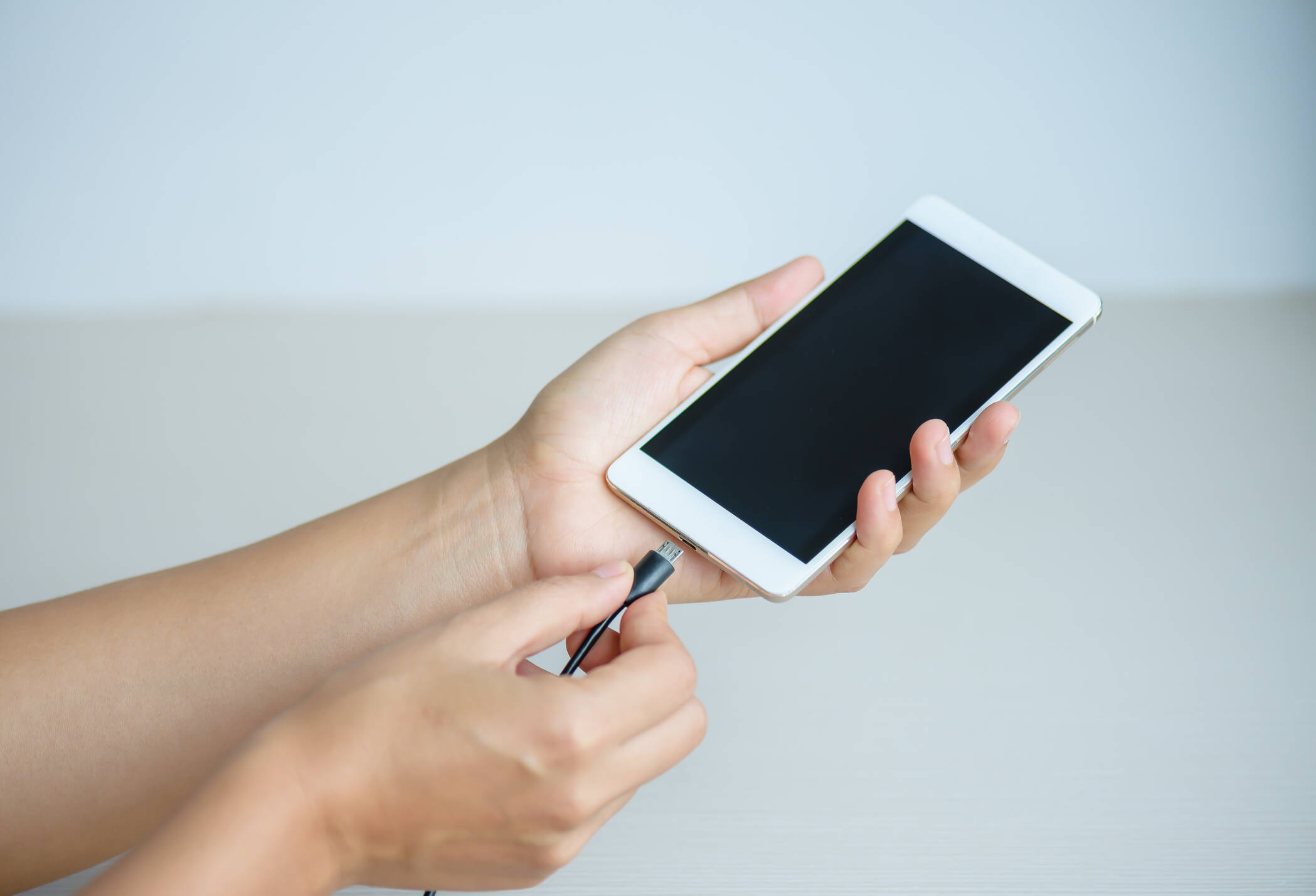 Asigurați-vă că utilizați un încărcător adecvat, dacă este cel care a venit împreună cu telefonul dvs., cu atât mai bine.