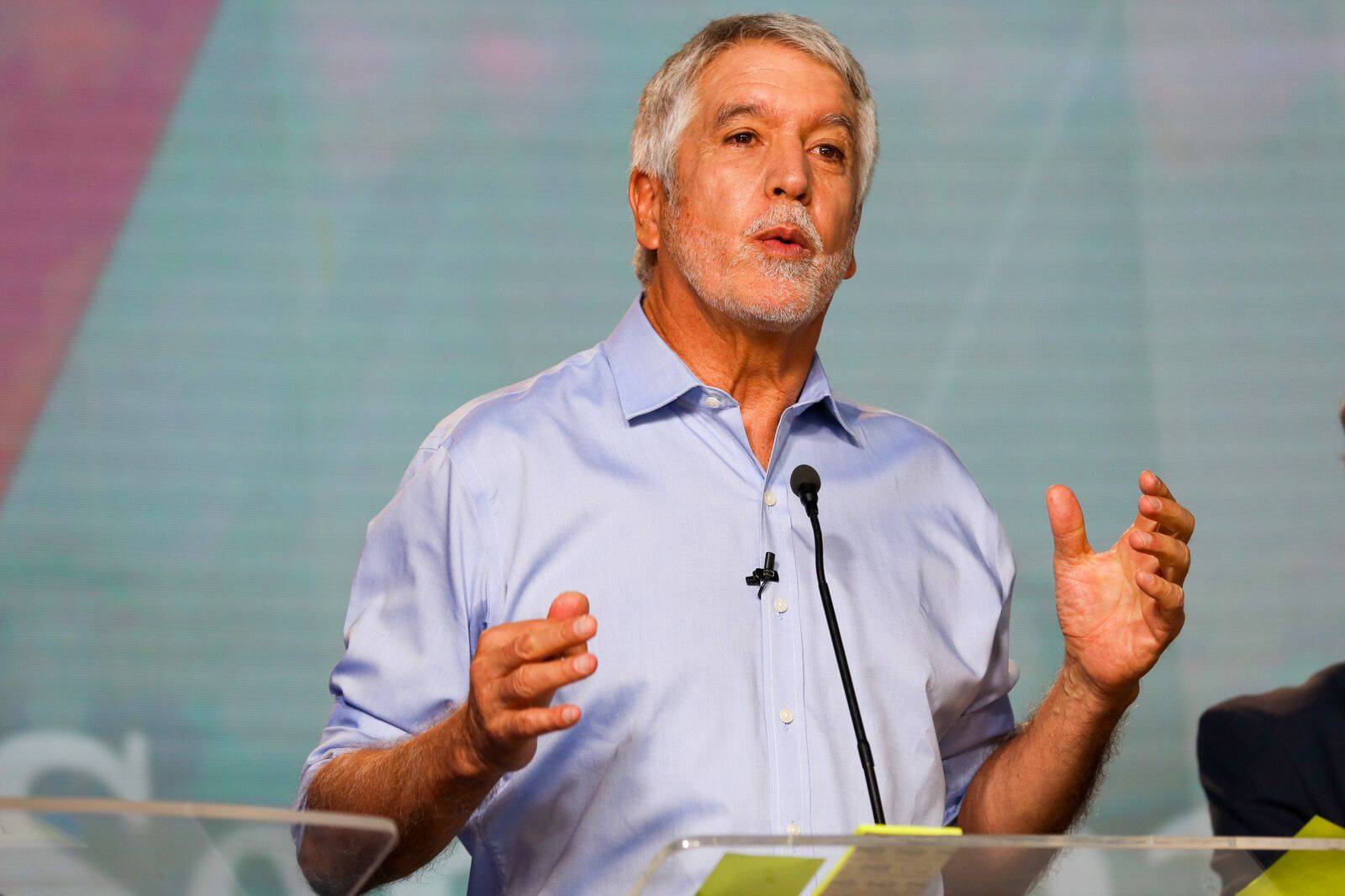 Enrique Peñalosa participa en la consulta presidencial ‘Equipo por Colombia’.
