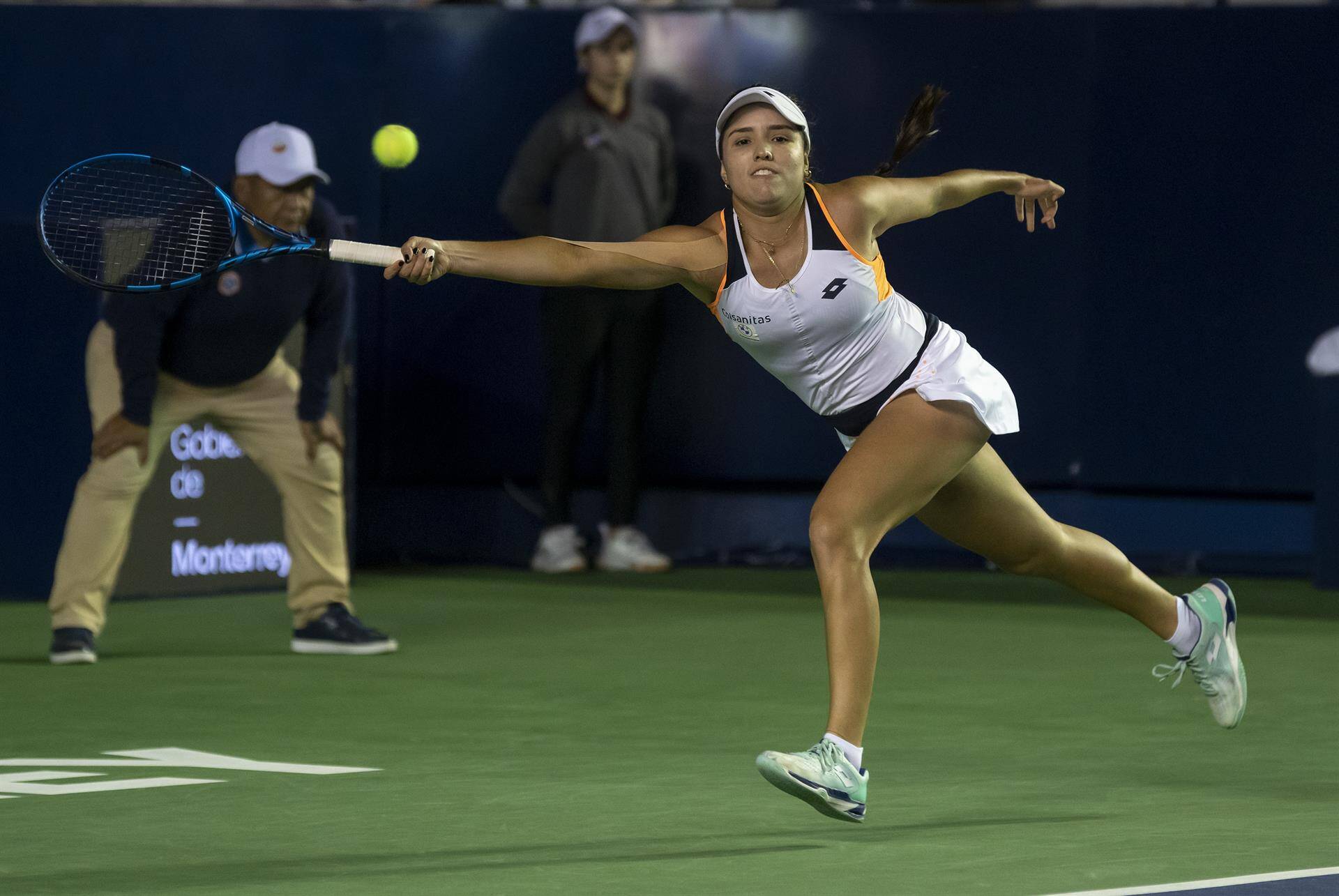 La tenista colombiana Camila Osorio devuelve una bola contra la ucraniana Elina Svitolina.