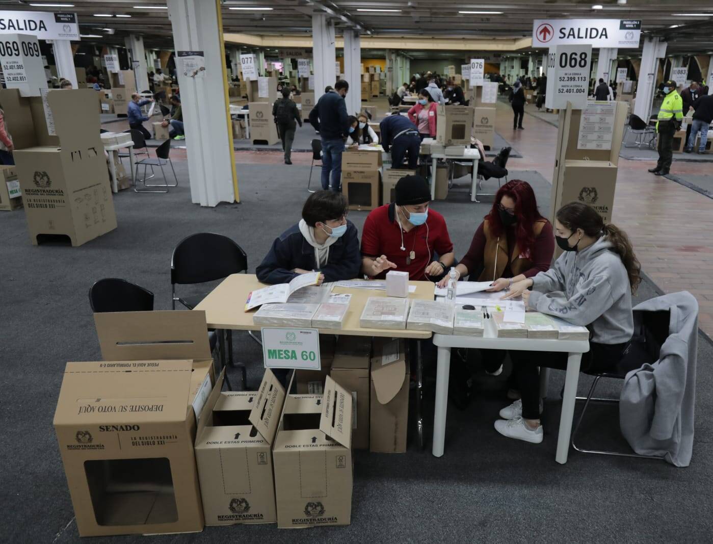 Jurados de votación en Corferias, en Bogotá.