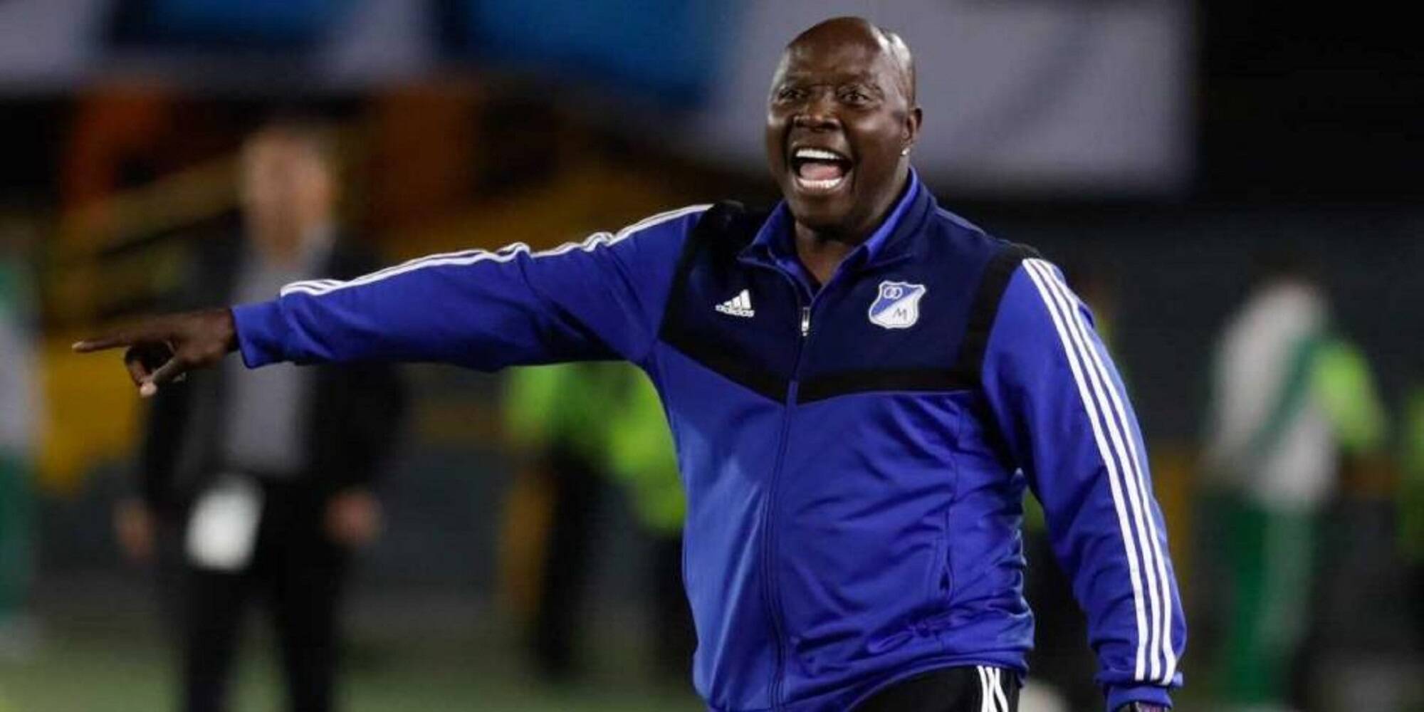 16 de febrero de 2019: Freddy Rincón gritando desde su puesto de banquillo como asistente técnico de Millonarios durante un partido entre Millonarios y Atlético Huila, como parte del Torneo Apertura Liga Aguila 2019, en el Estadio El Campín, Bogotá.