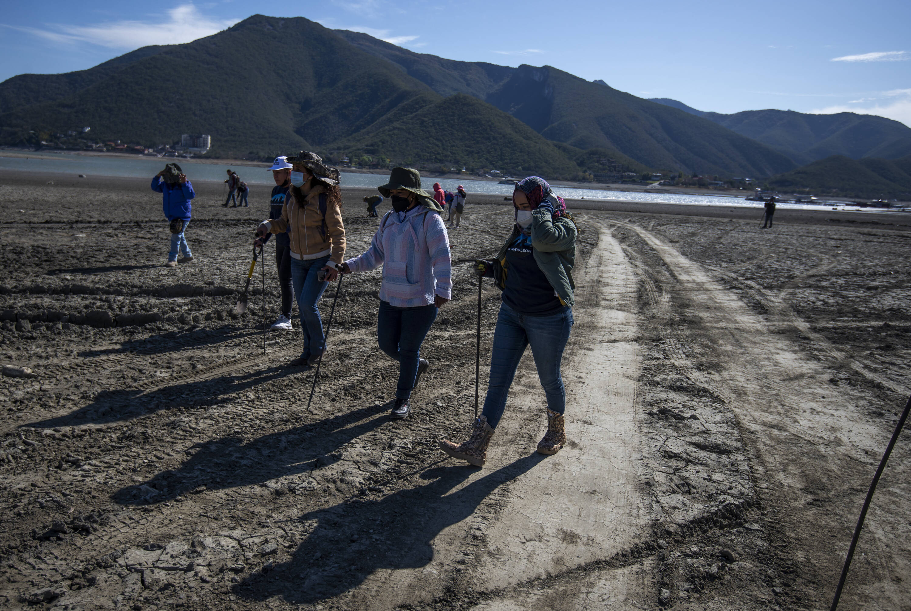 Fotografía de archivo de familiares de desaparecidos buscando restos humanos en Nuevo León.