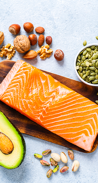 El Omega 3 es un ácido graso saludable que está presente en alimentos como el salmón y ciertos vegetales. Este ácido ayuda a mejorar la comunicación entre las zonas del cerebro que manejan el ánimo y la conducta.