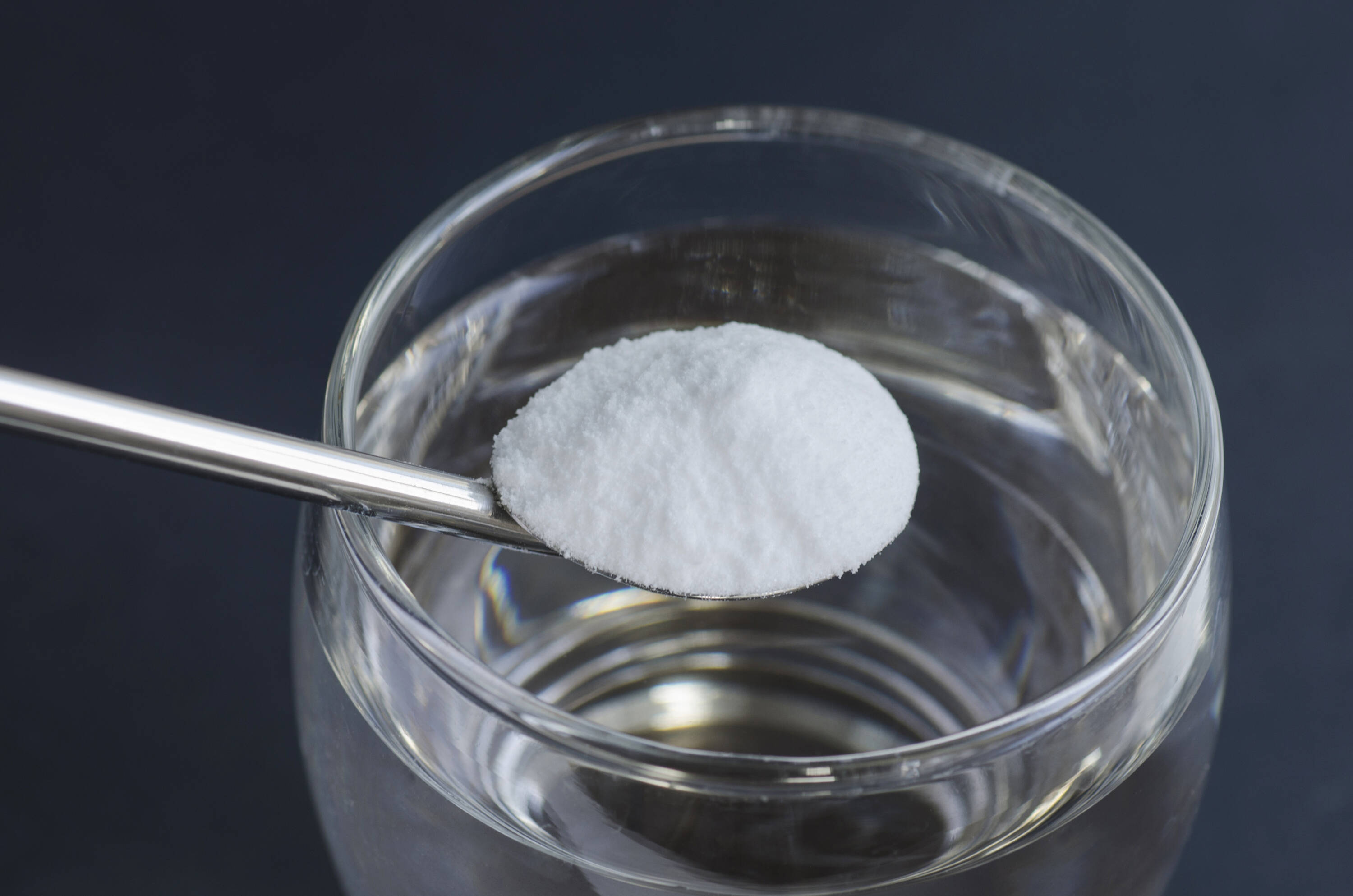 Bicarbonato de sodio y agua oxigenada para eliminar manchas.