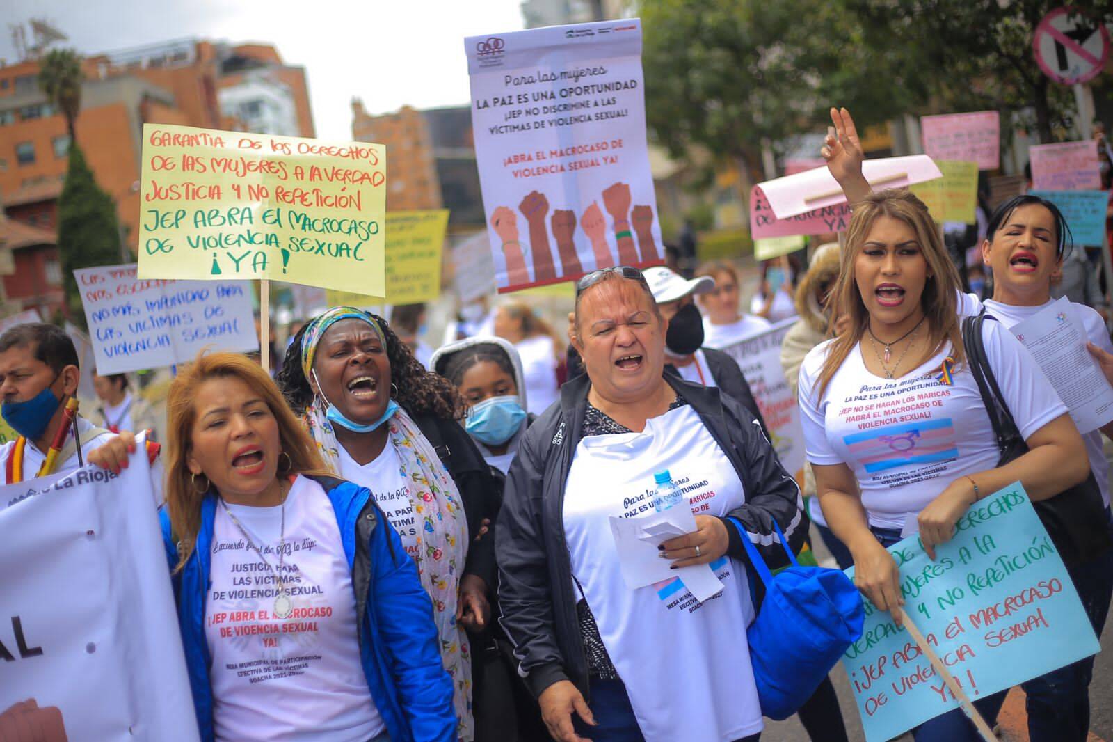 Con pancartas y vestidos de blanco, las víctimas se manifestaron frente al edificio de la JEP.