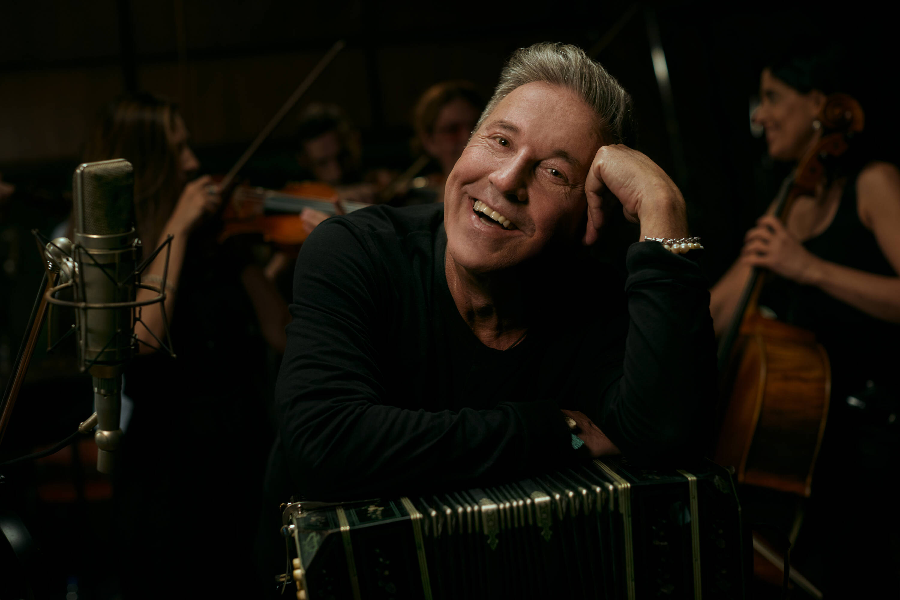 El álbum tiene 11 temas del repertorio tradicional del tango que Ricardo Montaner grabó en el estudio ION, de Buenos Aires, por donde pasaron las estrellas más representativas del género.